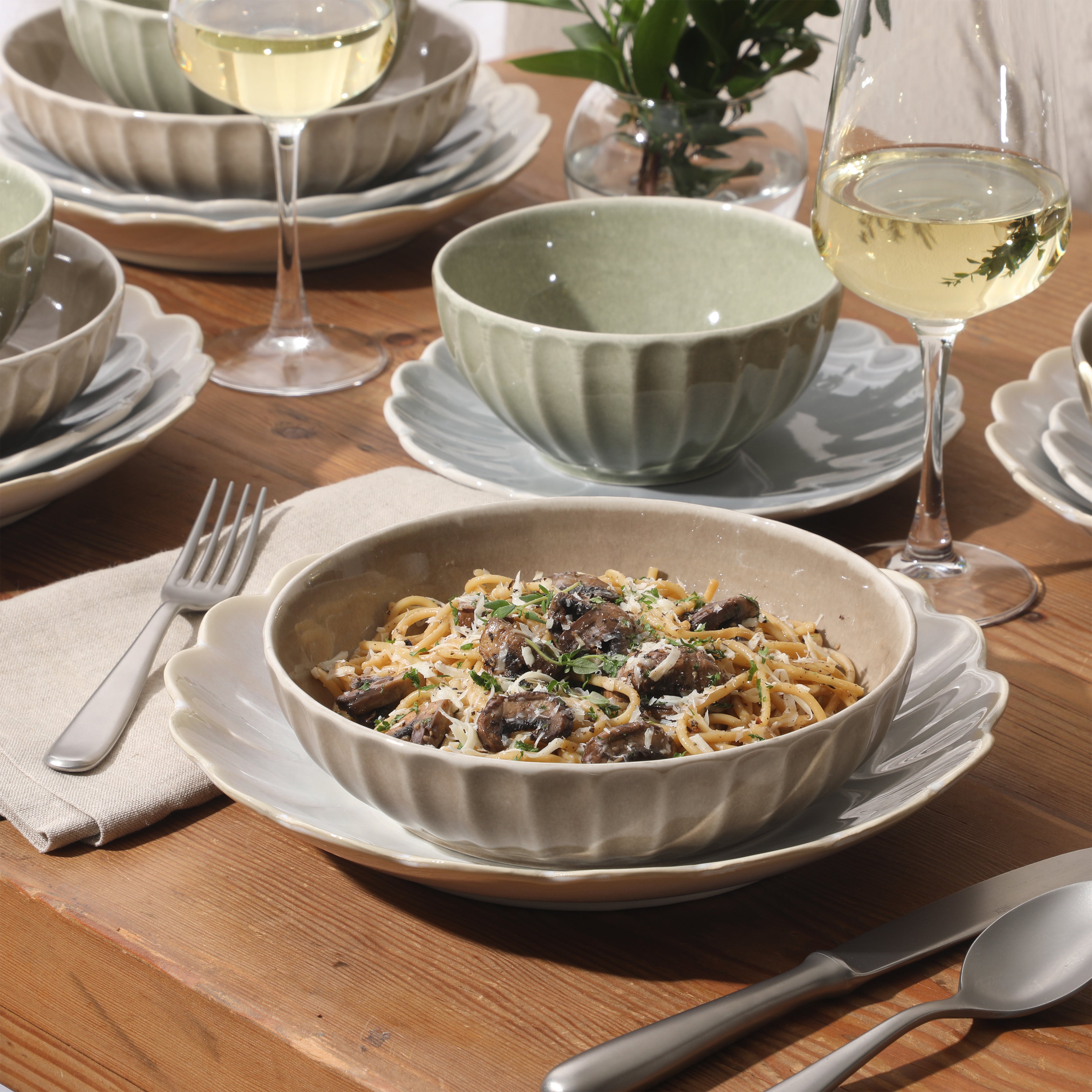 Gibson Elite Malibu Shore 16-Piece Scalloped Stoneware Reactive Glaze (Service for 4) Ceramic Plates and Bowls Dinnerware Set