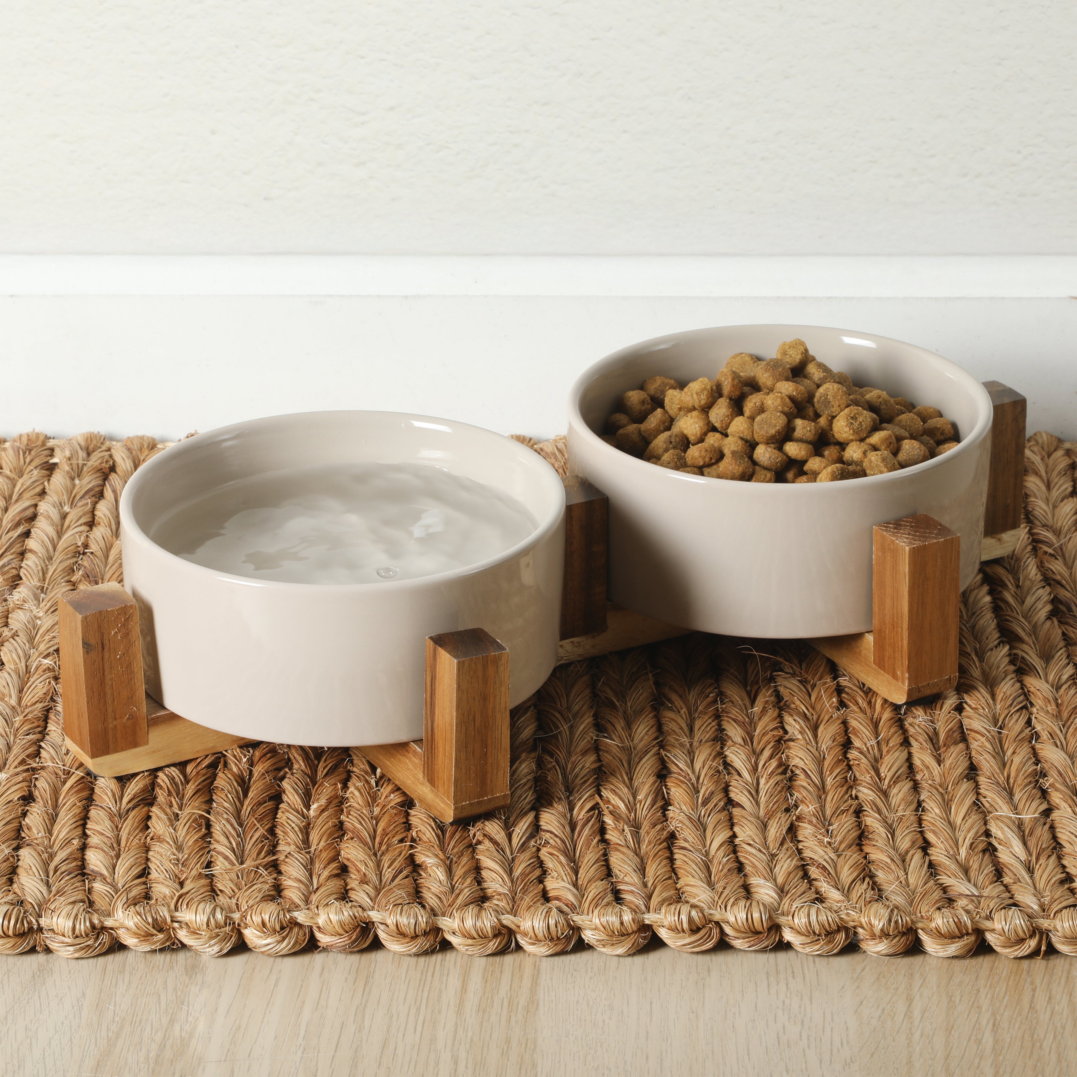 Gibson Home Zoomie Bites Ceramic Dog and Cat Bowl with Acacia Wood Stand Non-Slip Matte Glaze Weighted Food Water Set for Cats & Small/Medium Sized Dogs, 5.5" Bowls