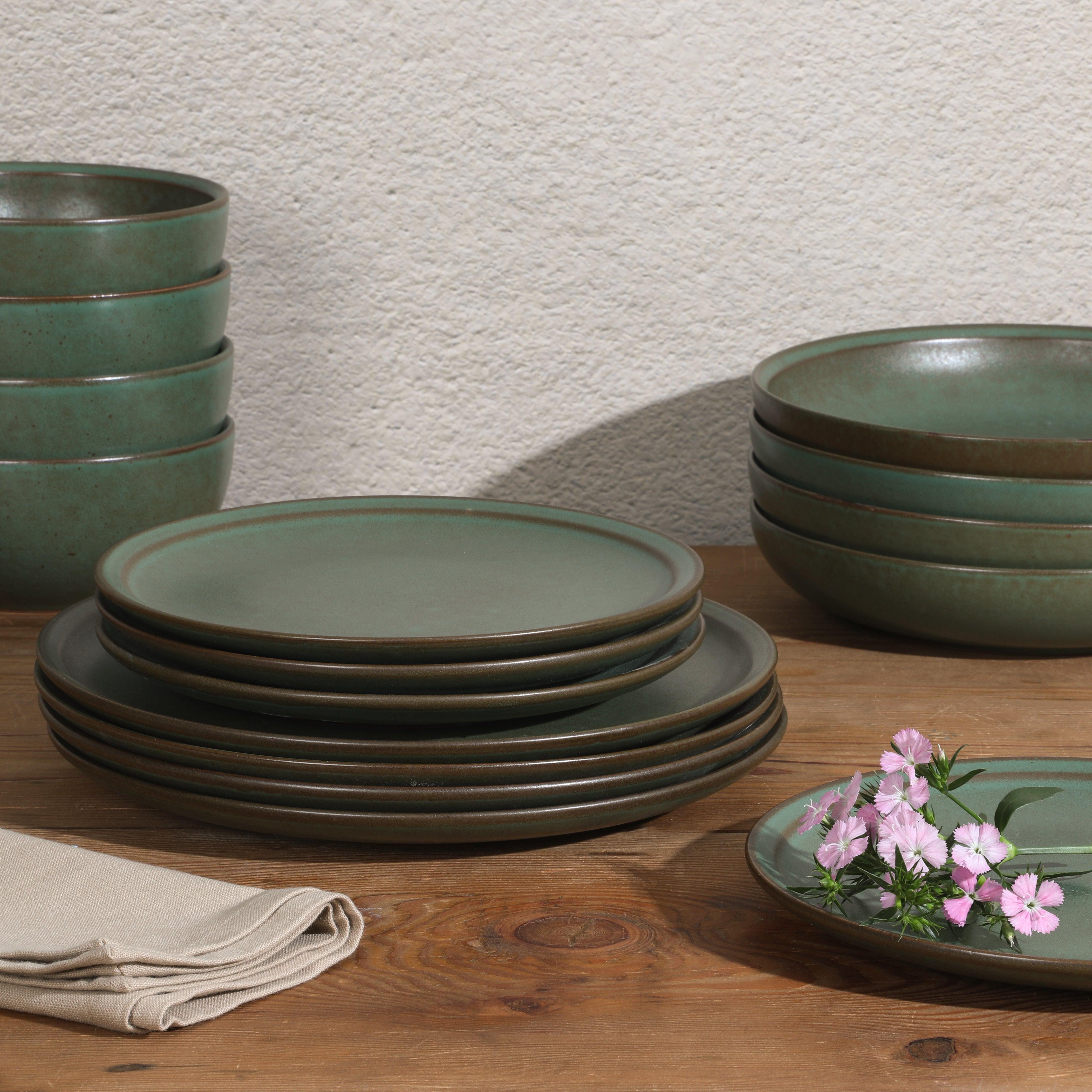 Gibson Elite Beckett Stoneware Matte Reactive Glaze 16 Piece (Service for 4) Plates and Bowls Dinnerware Set
