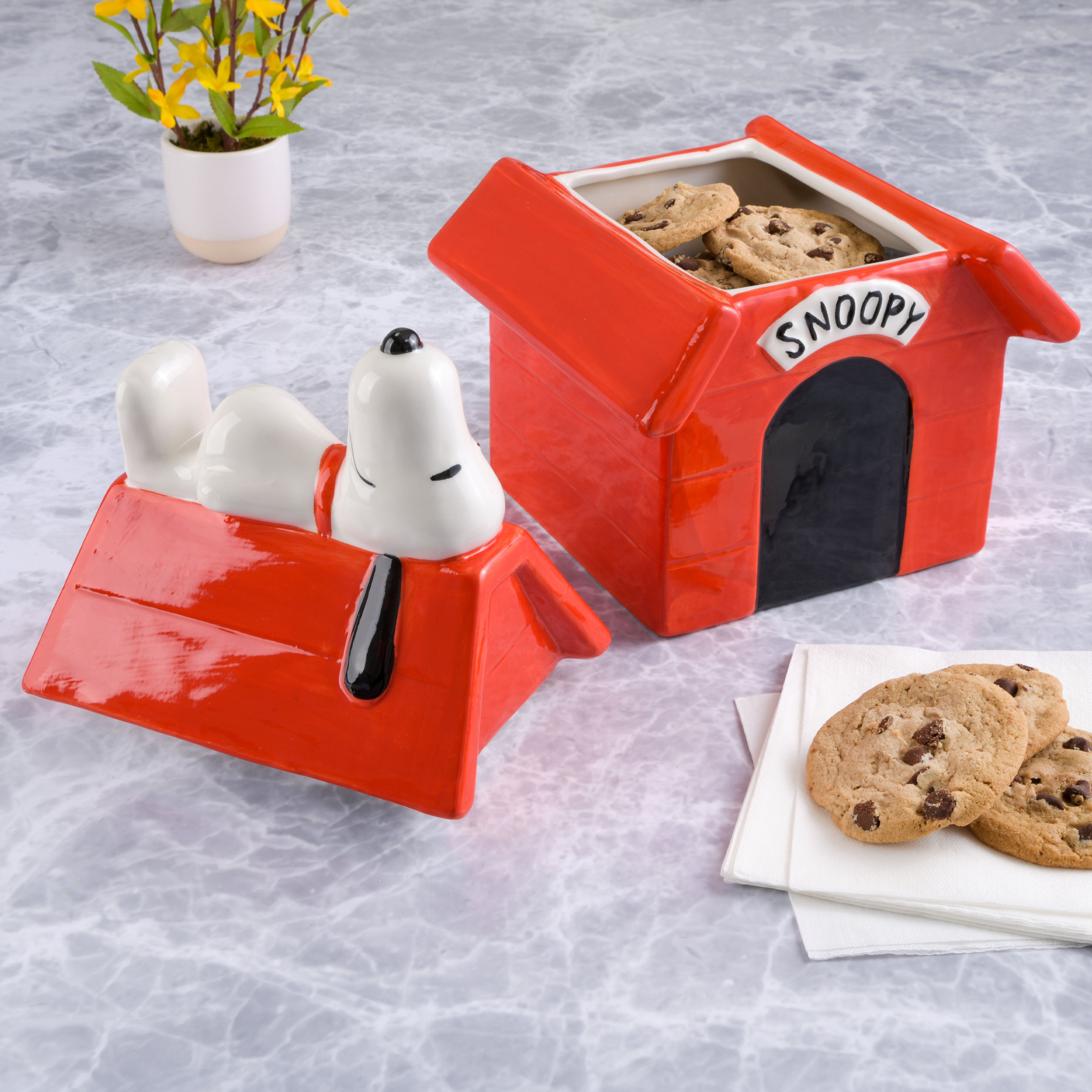 Peanuts Classic Snoopy Doghouse 11" Ceramic Cookie Jar w/ Fitted Lid