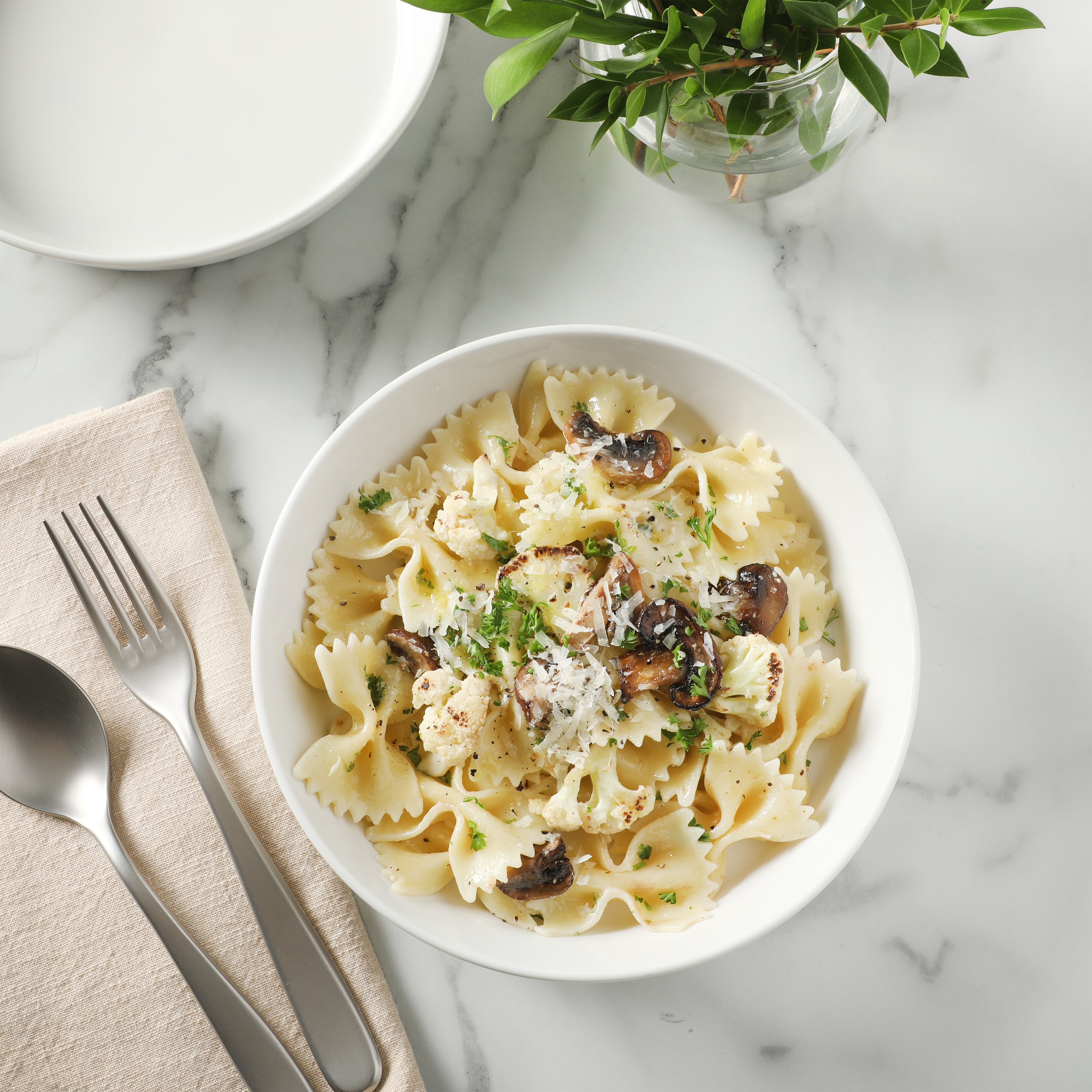 Martha Stewart Selma 6-Piece 41oz 8 Inch Large Pasta Bowls Porcelain Ceramic Chip and Scratch Resistant Shallow Salad  Bowl, Serving Bowls, Soup Bowls Set, Dishwasher & Microwave Safe White