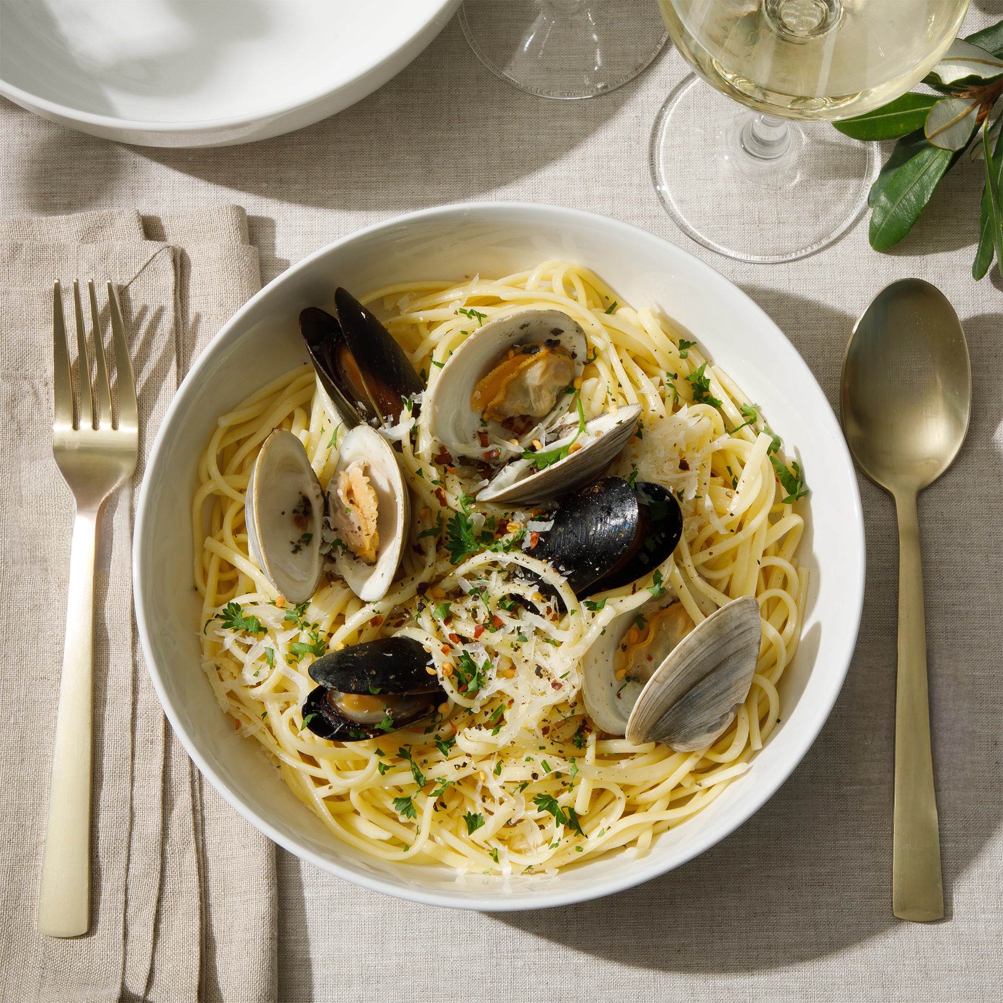 Gibson Home Zen Buffet 6-Piece 41oz Large Pasta Bowls Porcelain Ceramic Chip and Scratch Resistant Shallow Salad  Bowl, Serving Bowls, Soup Bowls Set, Dishwasher & Microwave Safe White