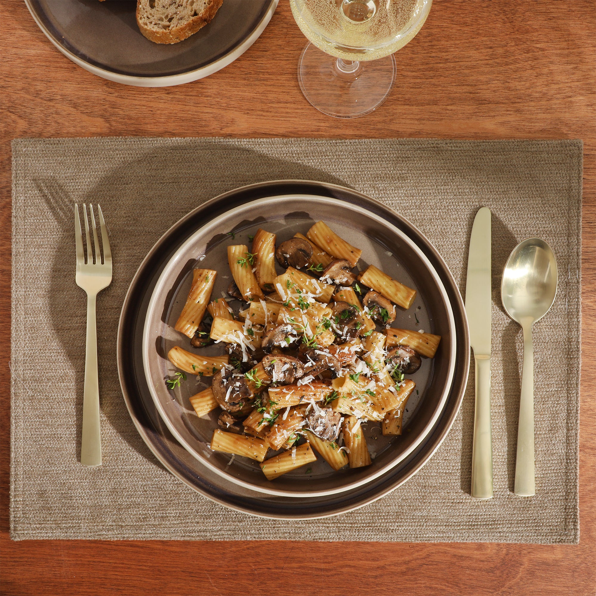 Gibson Elite Liberty Bay 16-Piece Pottery Clay Stoneware Dinnerware Set –  Reactive Glaze, Stackable Plates and Bowls W/ Pasta Bowl, Service for 4 – Microwave & Dishwasher Safe