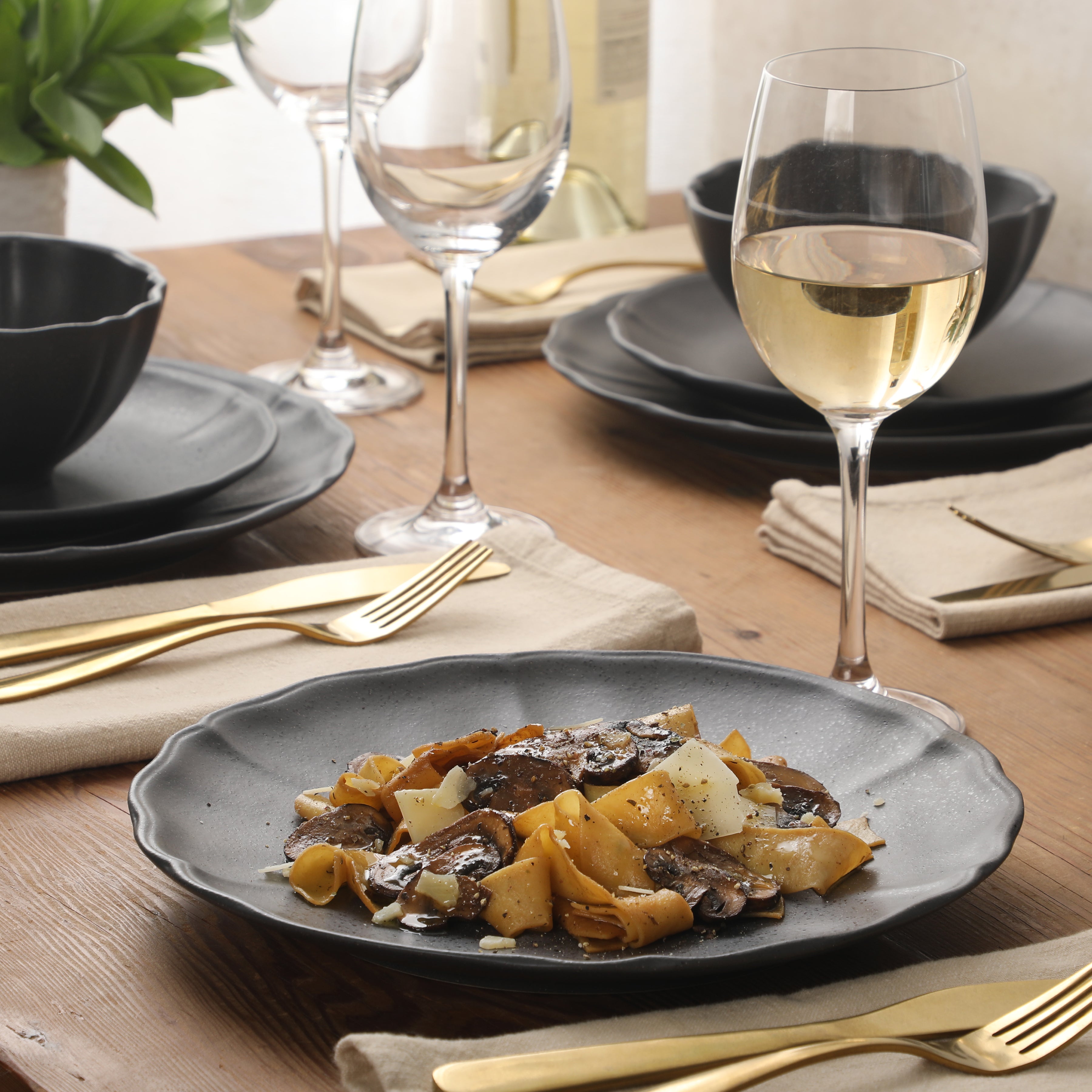 Gibson Elite Vista Rossio - Made In Portugal - 12 Piece Dinnerware Set for 4,  Ceramic Plates and Bowls Sets, Stoneware Dinner Plates and Bowls