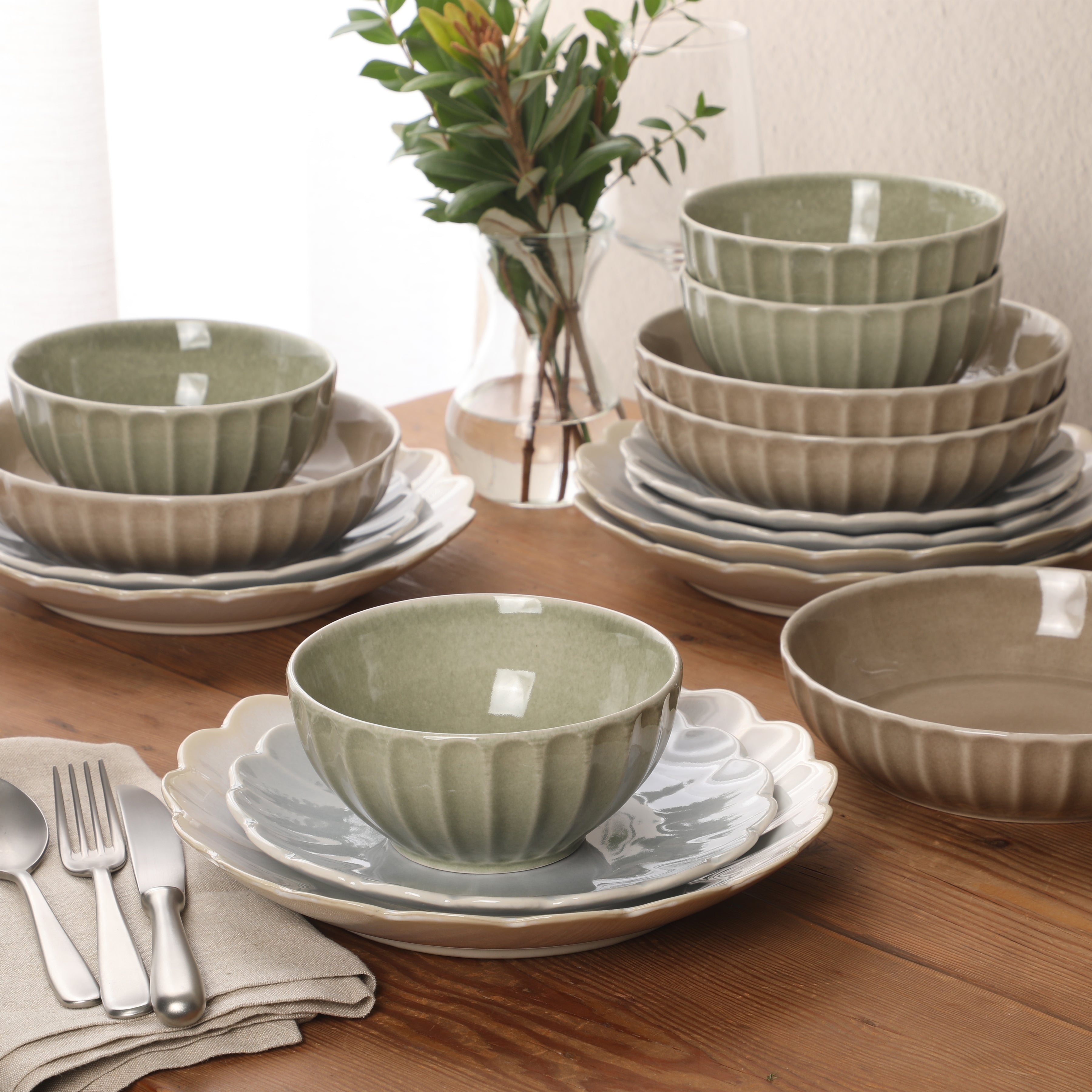 Gibson Elite Malibu Shore 16-Piece Scalloped Stoneware Reactive Glaze (Service for 4) Ceramic Plates and Bowls Dinnerware Set