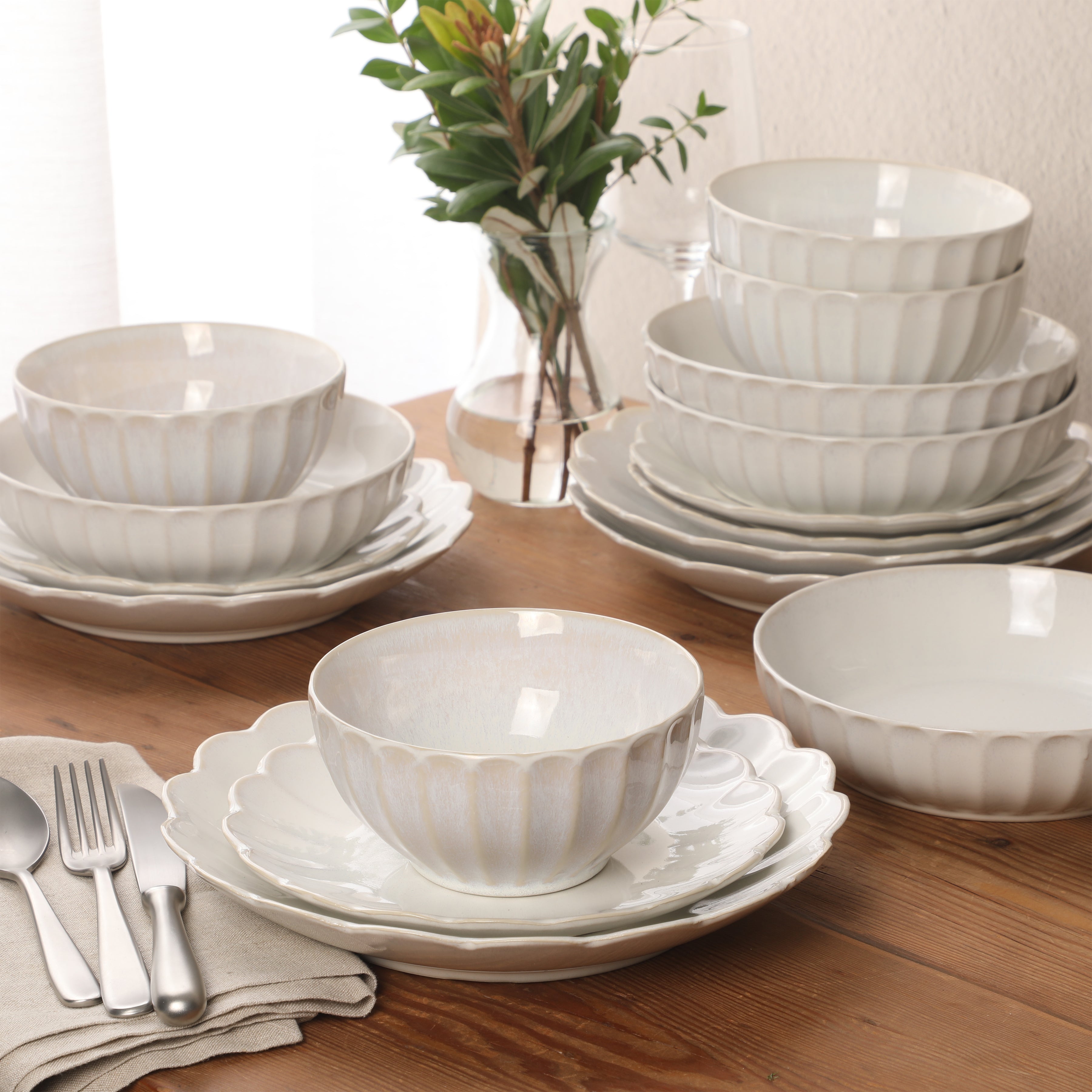 Gibson Elite Malibu Shore 16-Piece Scalloped Stoneware Reactive Glaze (Service for 4) Ceramic Plates and Bowls Dinnerware Set