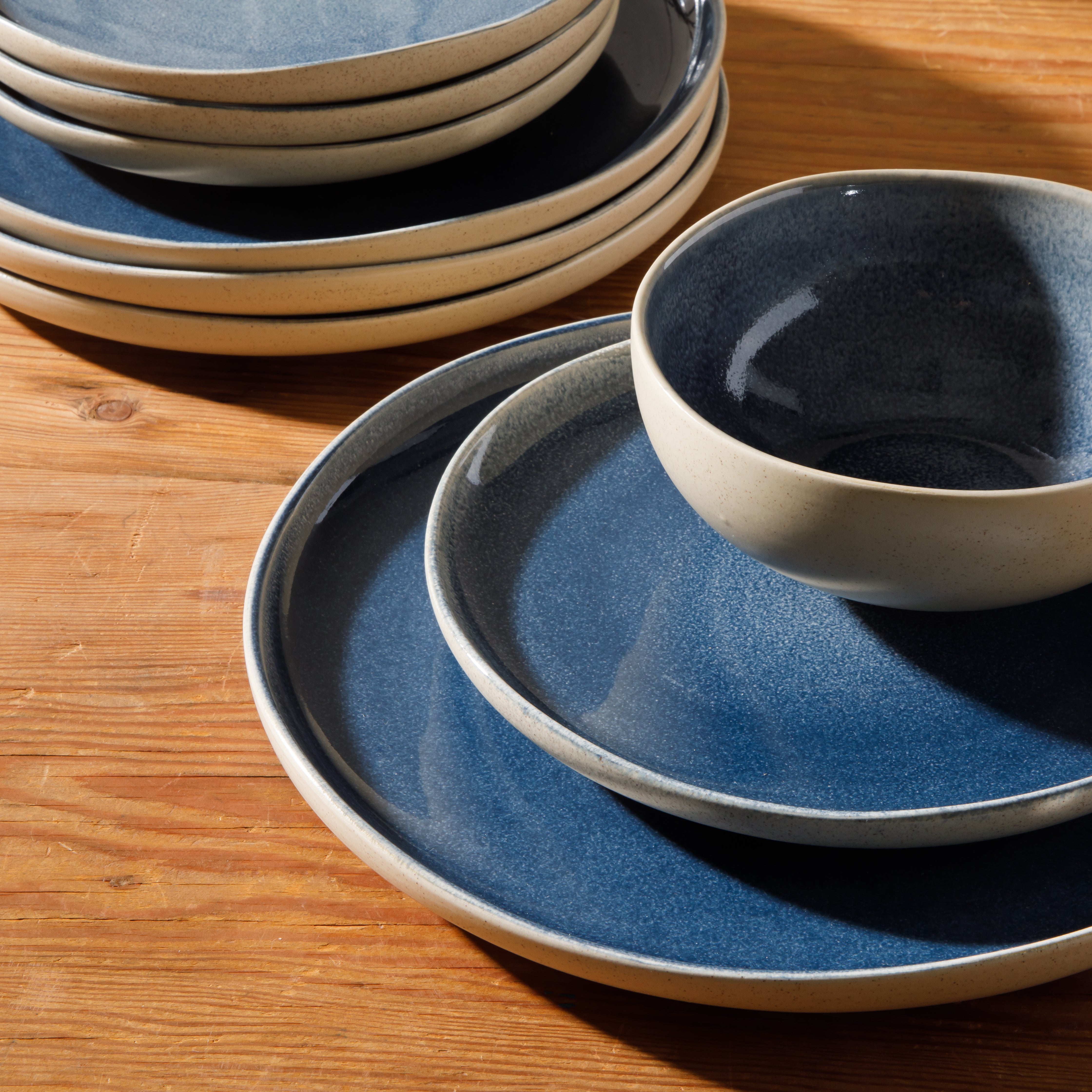Gibson Elite Manila Bay 12-Piece Stoneware Dinnerware Set, Service for 4, Reactive Glaze Modern Artisan Plates, Bowls & Mugs, Round Design