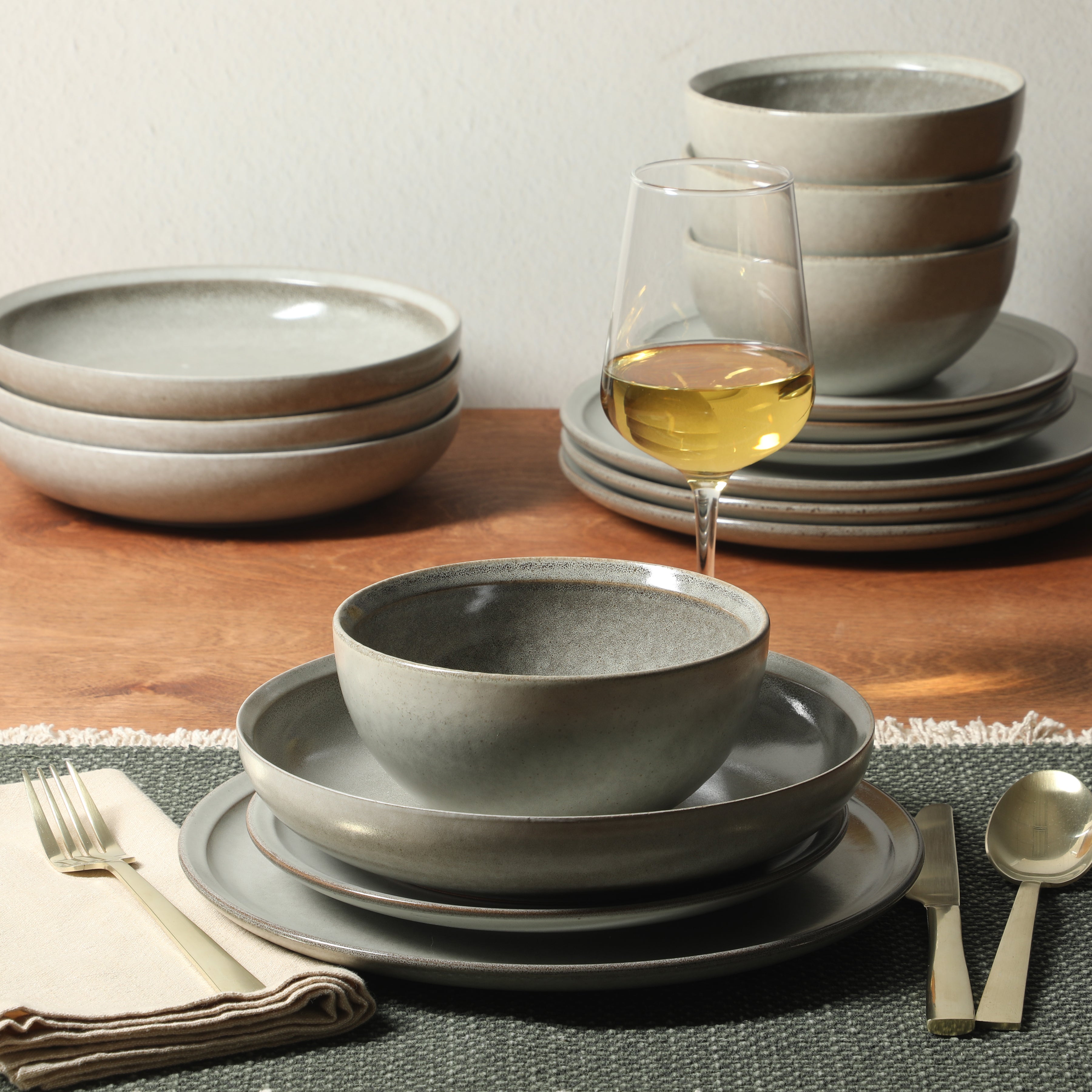 Gibson Elite Beckett Stoneware Matte Reactive Glaze 16 Piece (Service for 4) Plates and Bowls Dinnerware Set