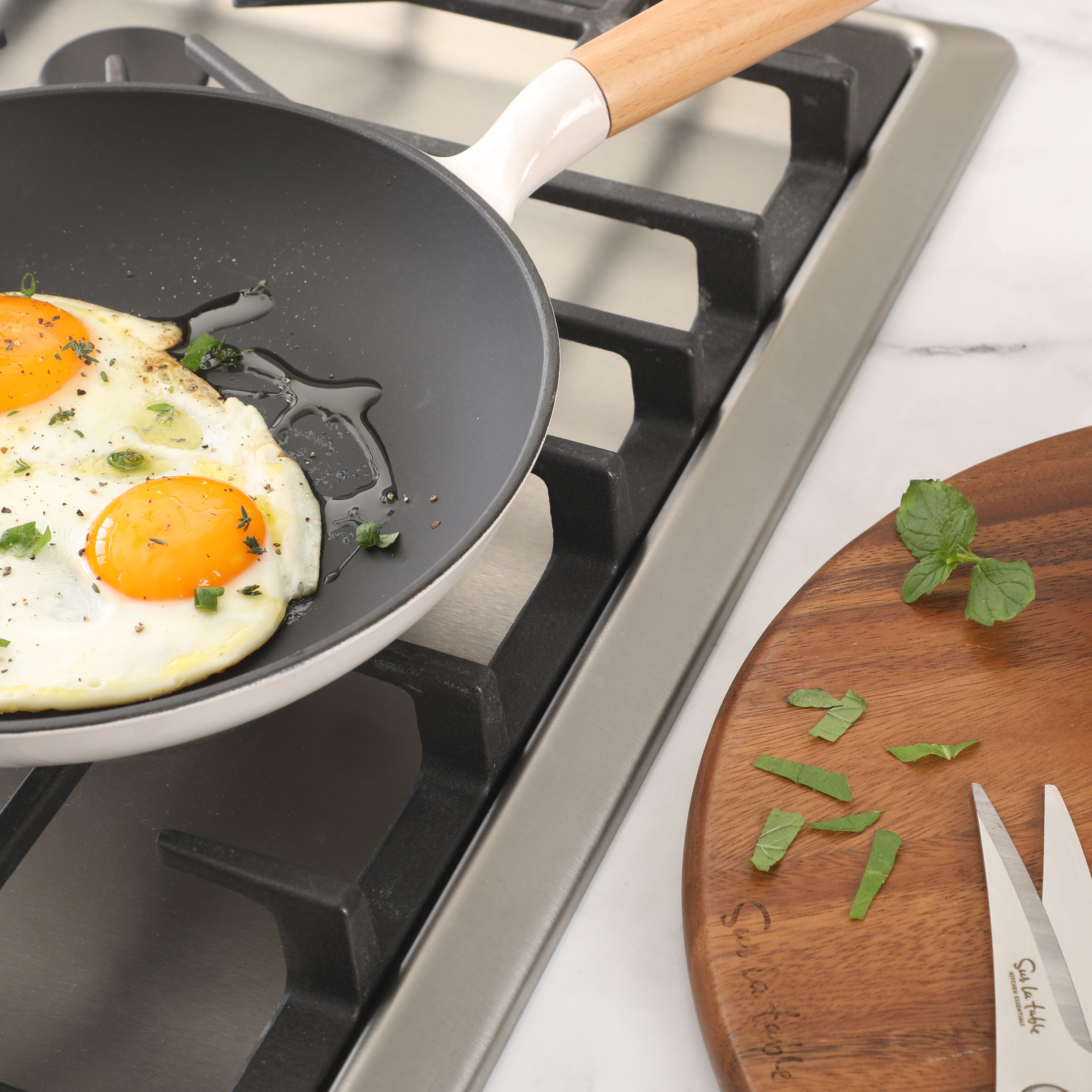 Sur La Table Kitchen Essential Main Canteen 9.5" Pre-Seasoned Cast Iron Skillet w/ Wood Handle, Natural Nonstick Lightweight Frying Pan for Searing, Sautéing & Everyday Cooking