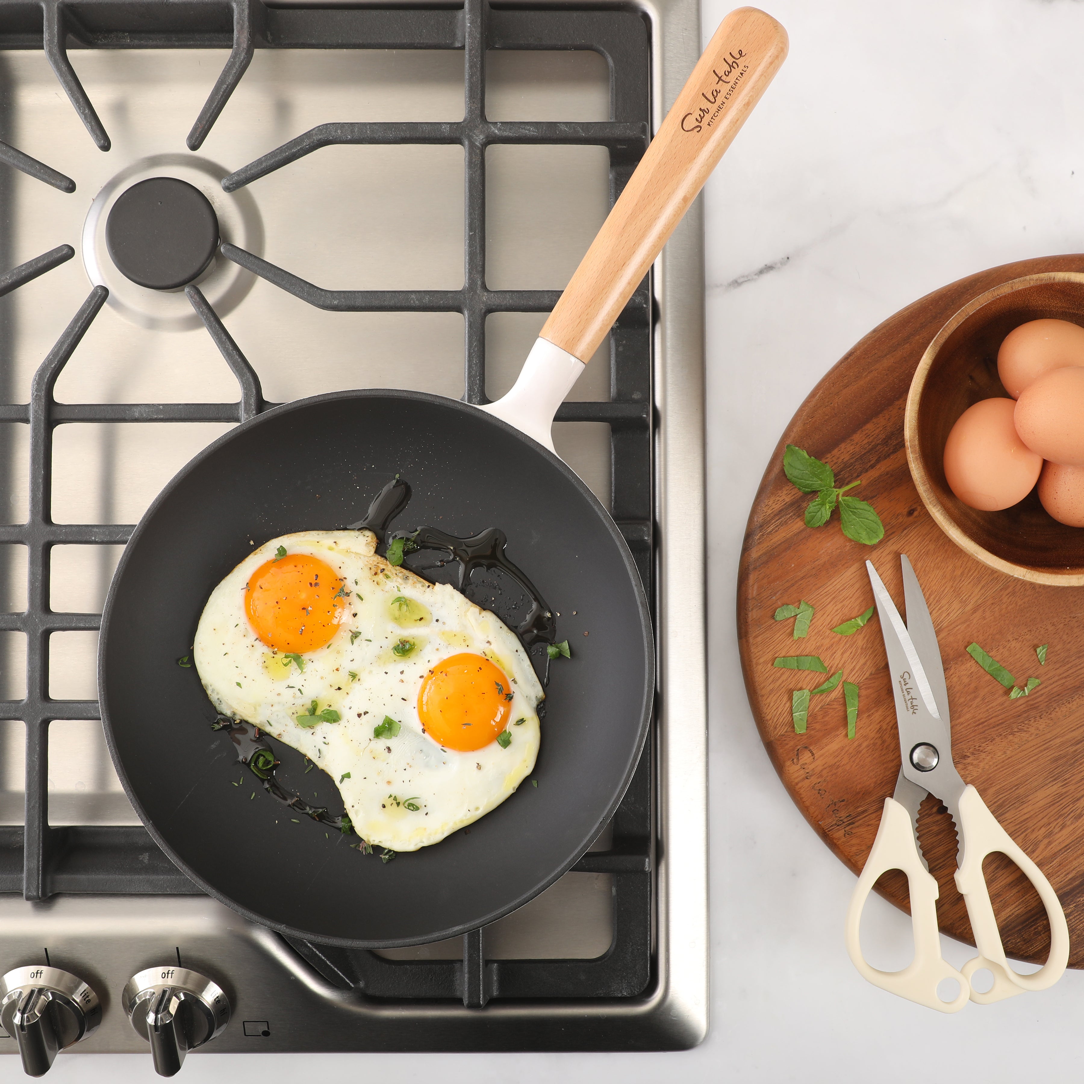 Sur La Table Kitchen Essential Main Canteen 9.5" Pre-Seasoned Cast Iron Skillet w/ Wood Handle, Natural Nonstick Lightweight Frying Pan for Searing, Sautéing & Everyday Cooking