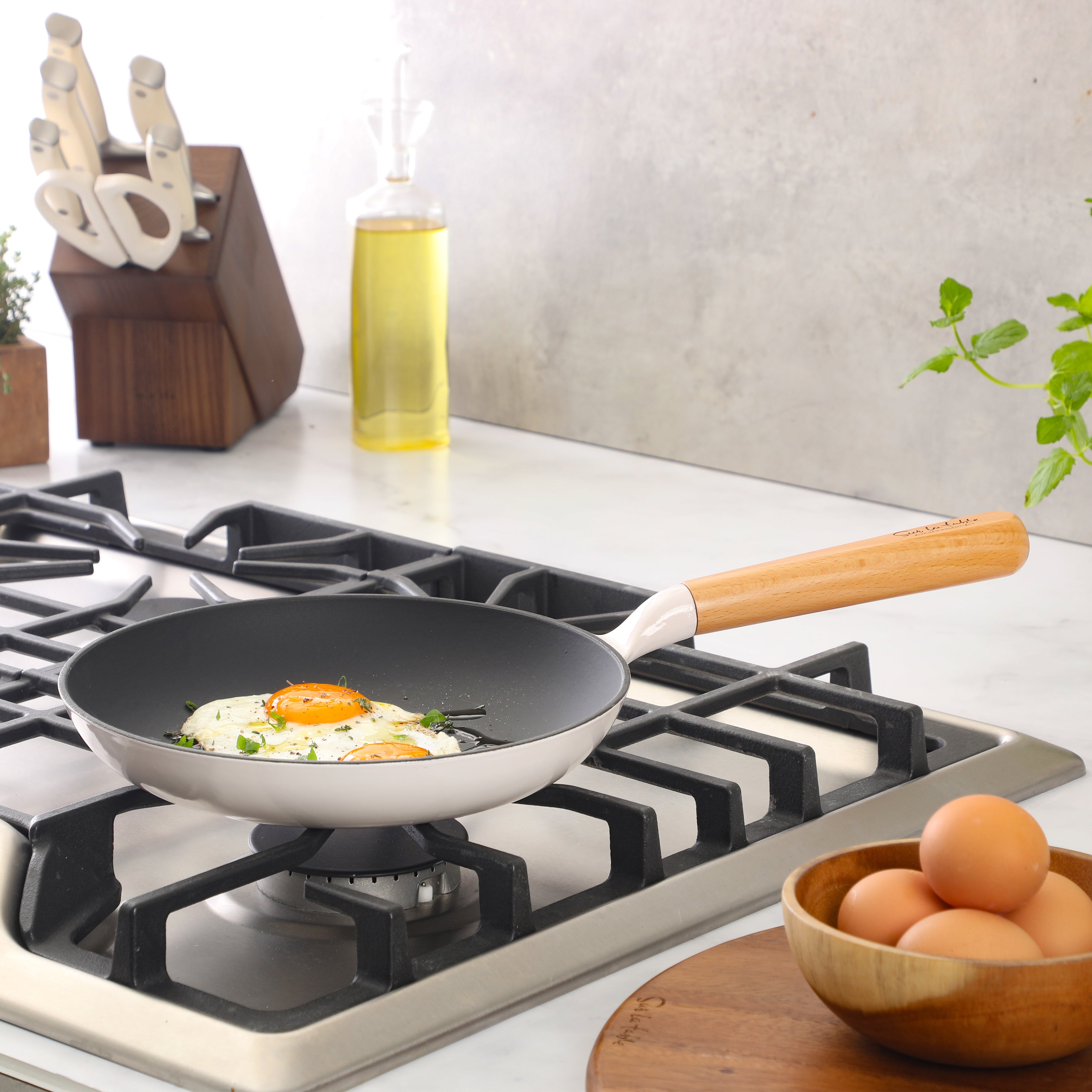 Sur La Table Kitchen Essential Main Canteen 9.5" Pre-Seasoned Cast Iron Skillet w/ Wood Handle, Natural Nonstick Lightweight Frying Pan for Searing, Sautéing & Everyday Cooking