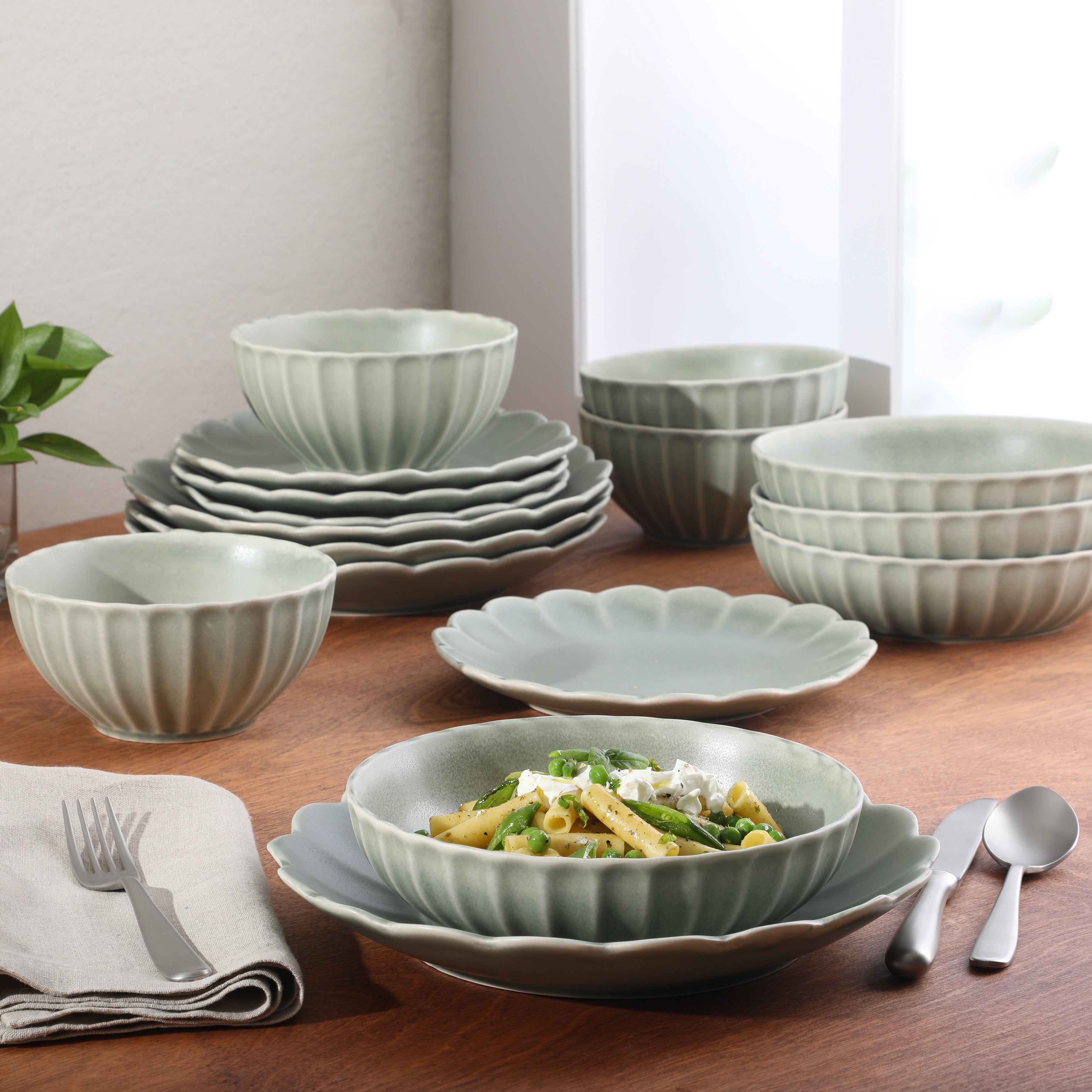 Gibson Elite Malibu Shore 16 Piece Scallop Stoneware Reactive Glaze (Service for 4) Ceramic Plates and Bowls Dinnerware Set