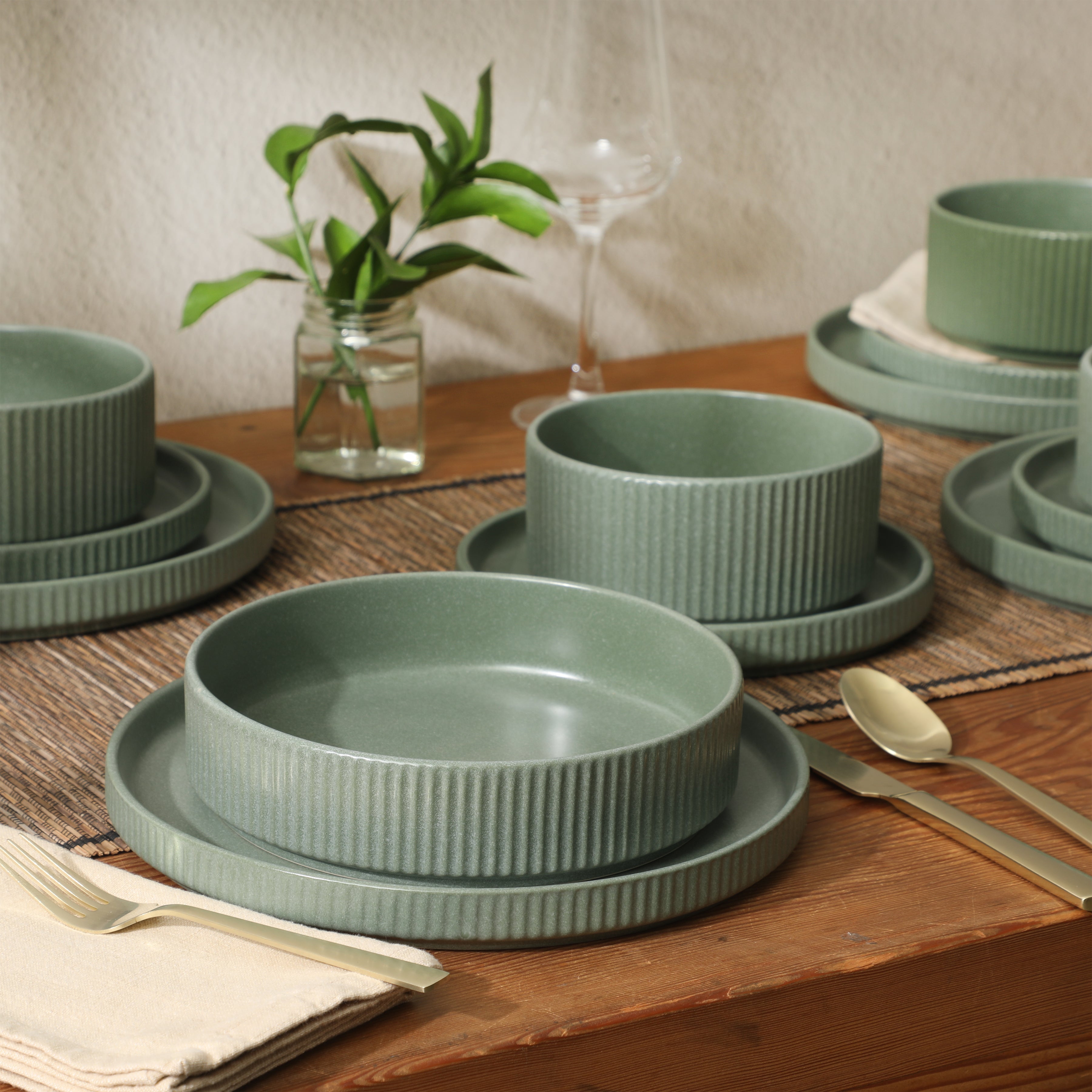 Gibson Elite Deerfield 16-Piece Stoneware Dinnerware Set – Stackable Plates and Bowls, Reactive Glaze Finish, Service for 4 – Microwave & Dishwasher Safe