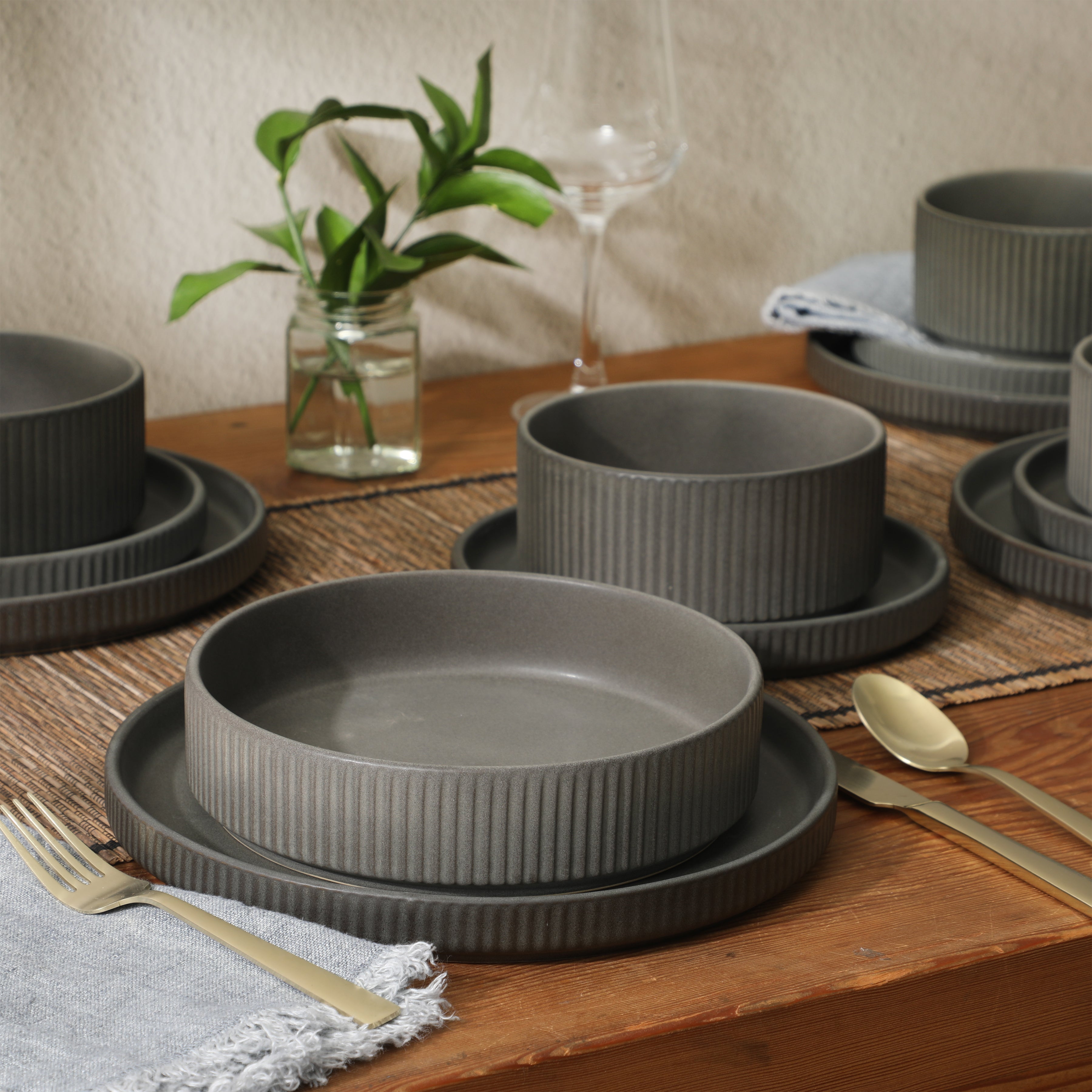 Gibson Elite Deerfield 16-Piece Stoneware Dinnerware Set – Stackable Plates and Bowls, Reactive Glaze Finish, Service for 4 – Microwave & Dishwasher Safe