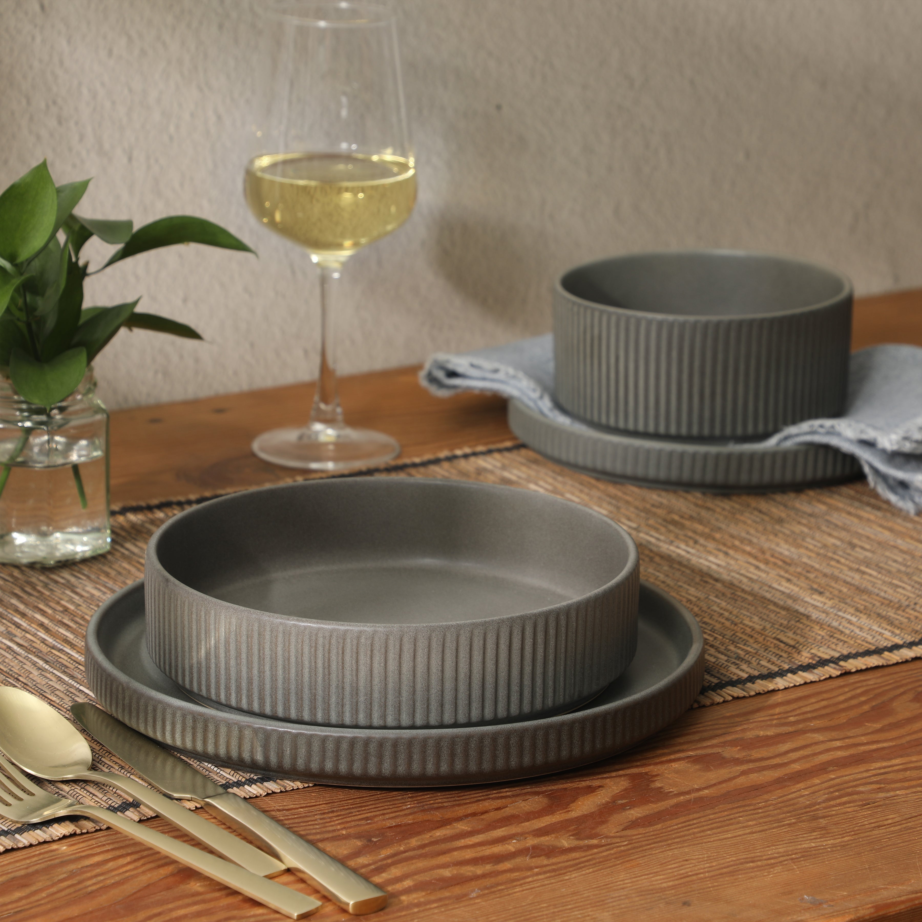Gibson Elite Deerfield 16-Piece Stoneware Dinnerware Set – Stackable Plates and Bowls, Reactive Glaze Finish, Service for 4 – Microwave & Dishwasher Safe