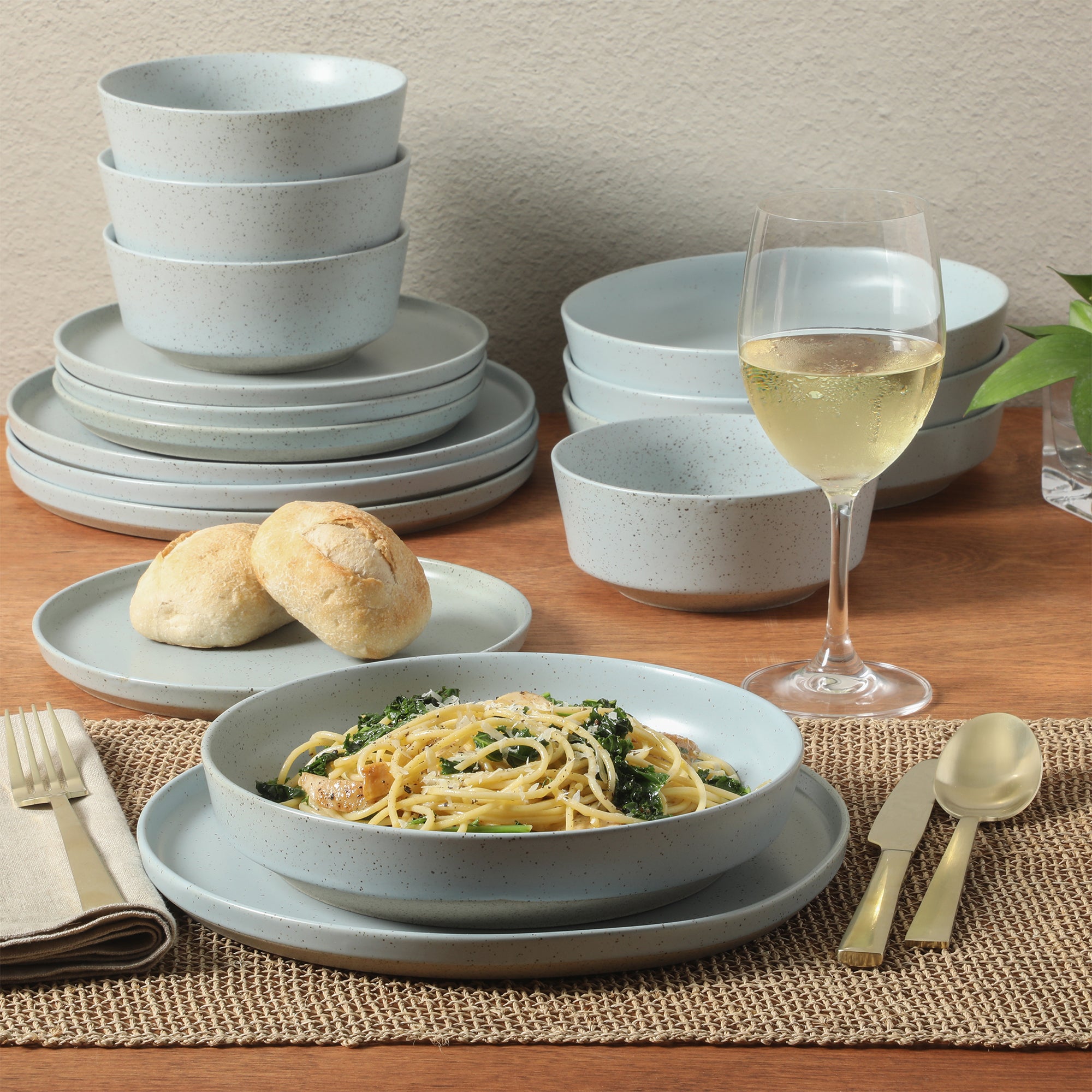 Gibson Elite Overbrook 16-Piece Pottery Clay Stoneware Dinnerware Set –  Reactive Glaze, Stackable Plates and Bowls w/ Pasta Bowl, Service for 4 – Microwave & Dishwasher Safe