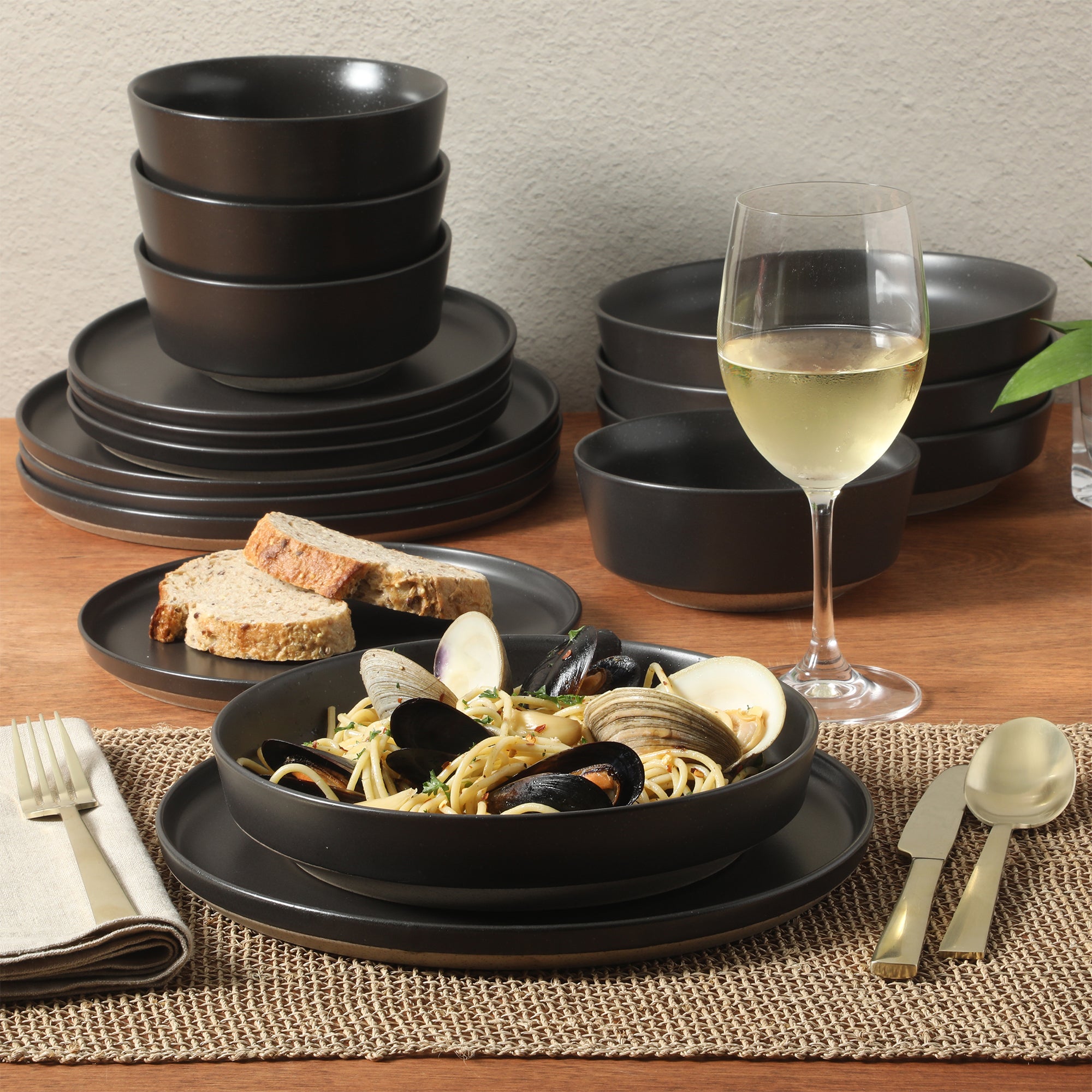 Gibson Elite Overbrook 16-Piece Pottery Clay Stoneware Dinnerware Set –  Reactive Glaze, Stackable Plates and Bowls w/ Pasta Bowl, Service for 4 – Microwave & Dishwasher Safe