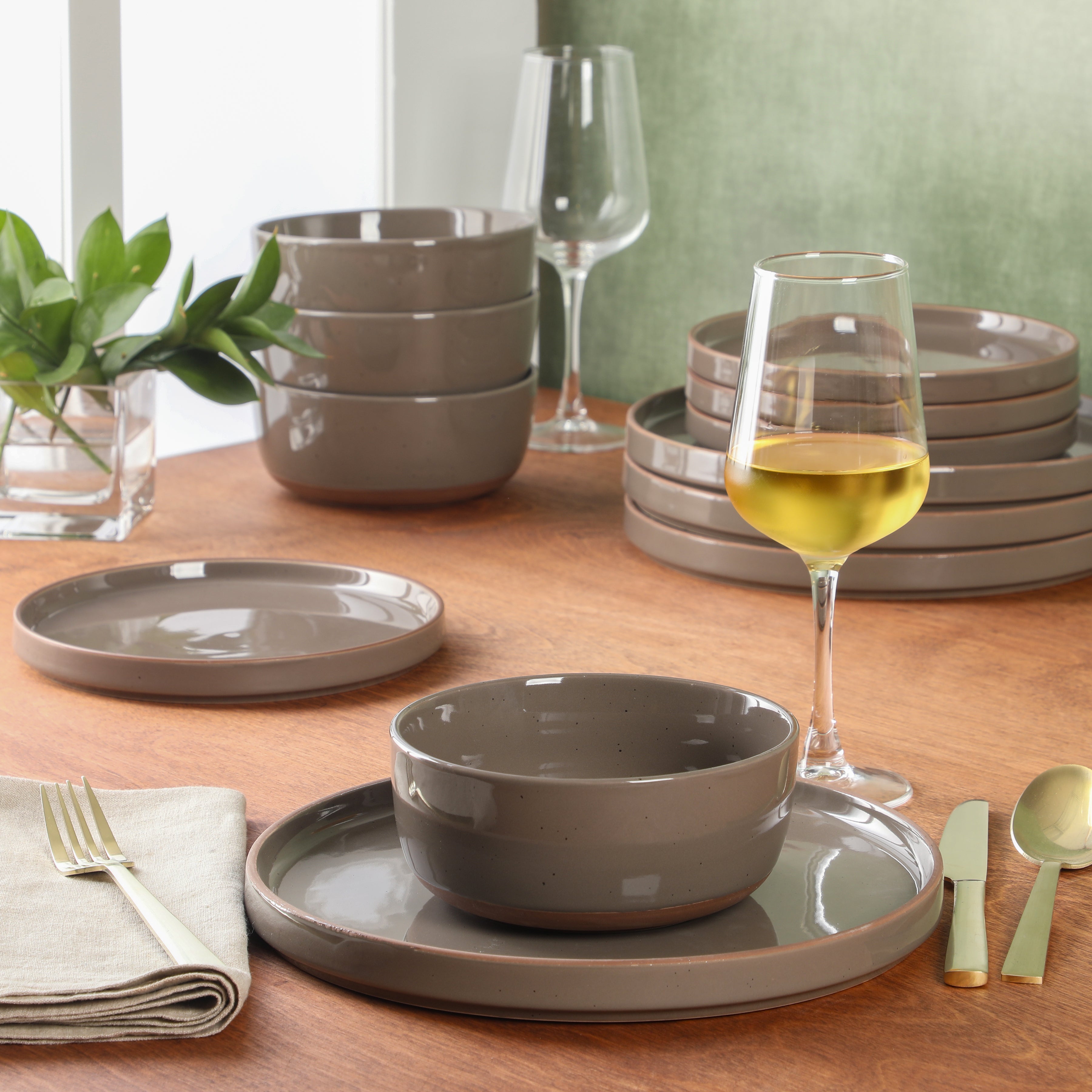 Gibson Elite Northrock Stoneware Dinnerware Set, 16-Piece Service for 4 Plates and Bowls Set – Dishes with Hand-Painted Terracotta Base