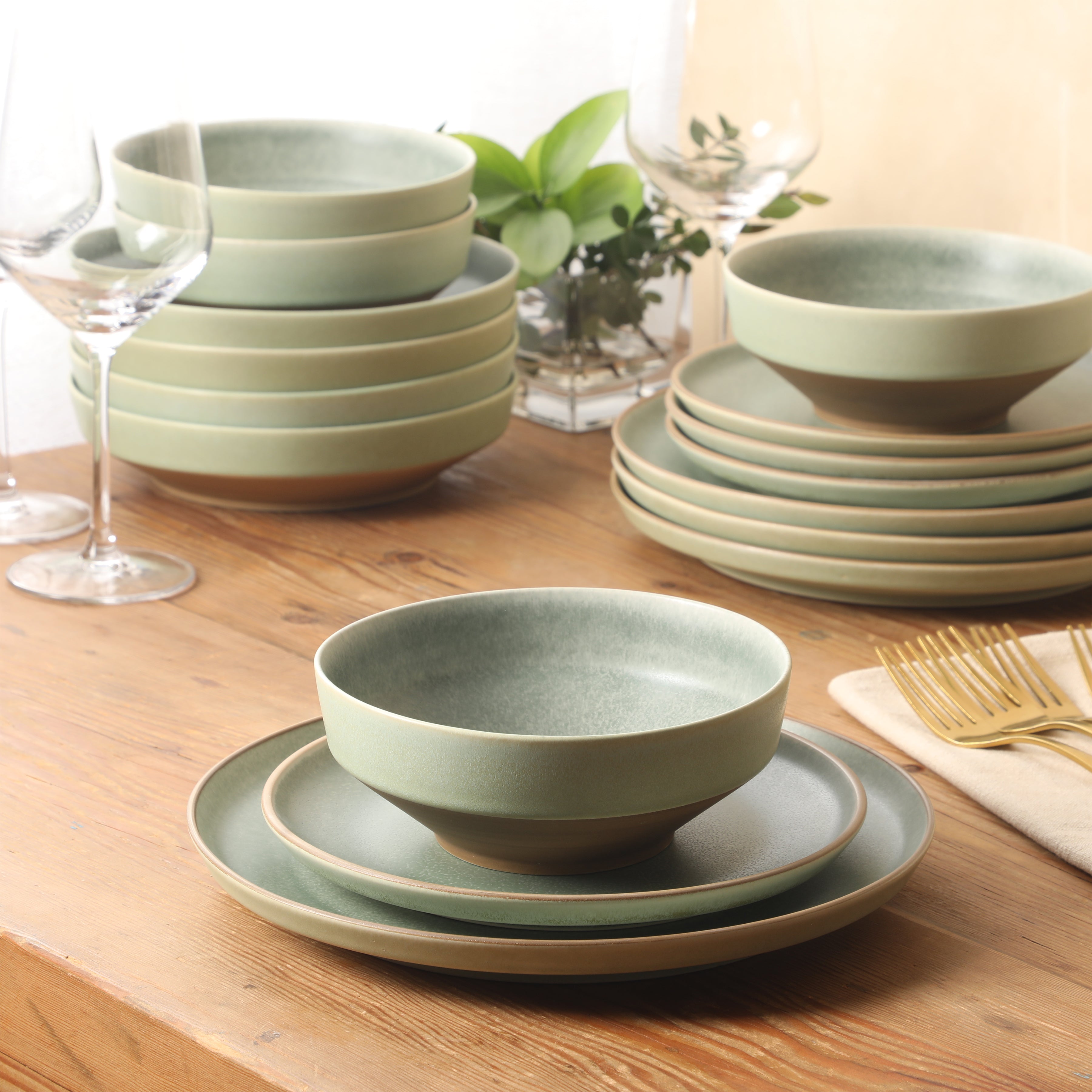 Gibson Elite Octavia Place 16 Piece Stoneware Dinnerware Set, Service for 4, Coupe Modern Plates & Bowls, Reactive Glaze Finish, Green, Microwave & Dishwasher Safe