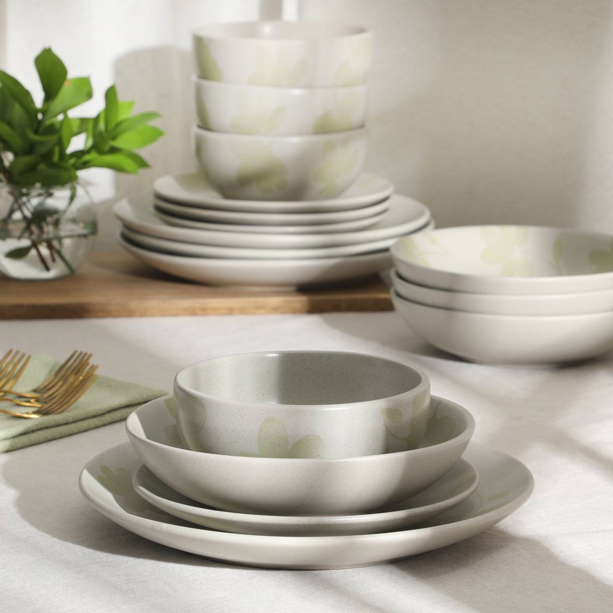 Gibson Home Admiral Hall Plates and Bowls Set, 16-Piece Floral Dinnerware Set, Stoneware Dish Set, Dinner Plates, Salad Plates, Pasta Bowls & Cereal Bowls