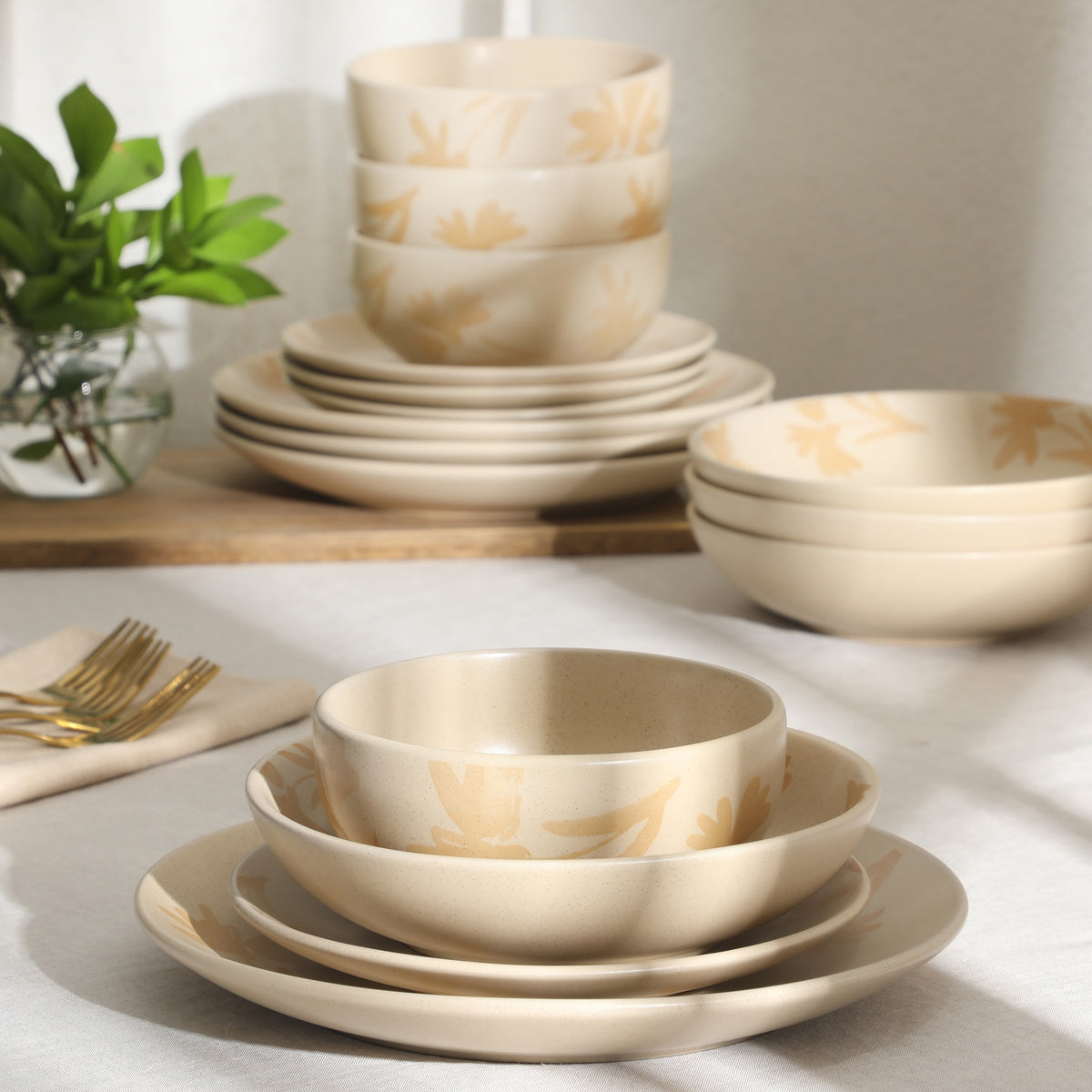 Gibson Home Admiral Hall Plates and Bowls Set, 16-Piece Floral Dinnerware Set, Stoneware Dish Set, Dinner Plates, Salad Plates, Pasta Bowls & Cereal Bowls
