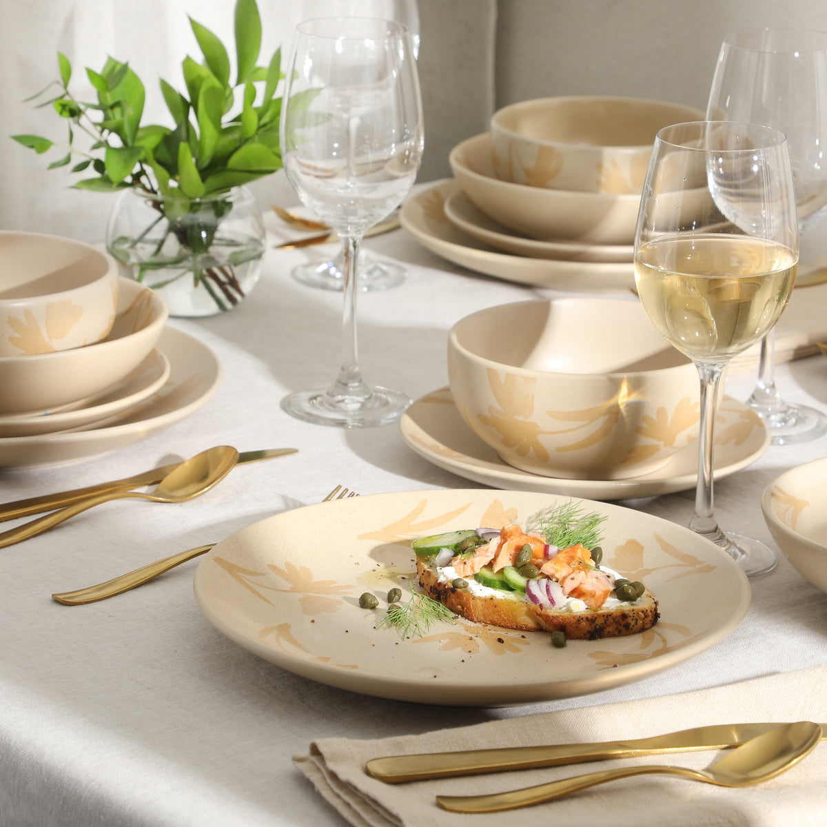 Gibson Home Admiral Hall Plates and Bowls Set, 16-Piece Floral Dinnerware Set, Stoneware Dish Set, Dinner Plates, Salad Plates, Pasta Bowls & Cereal Bowls