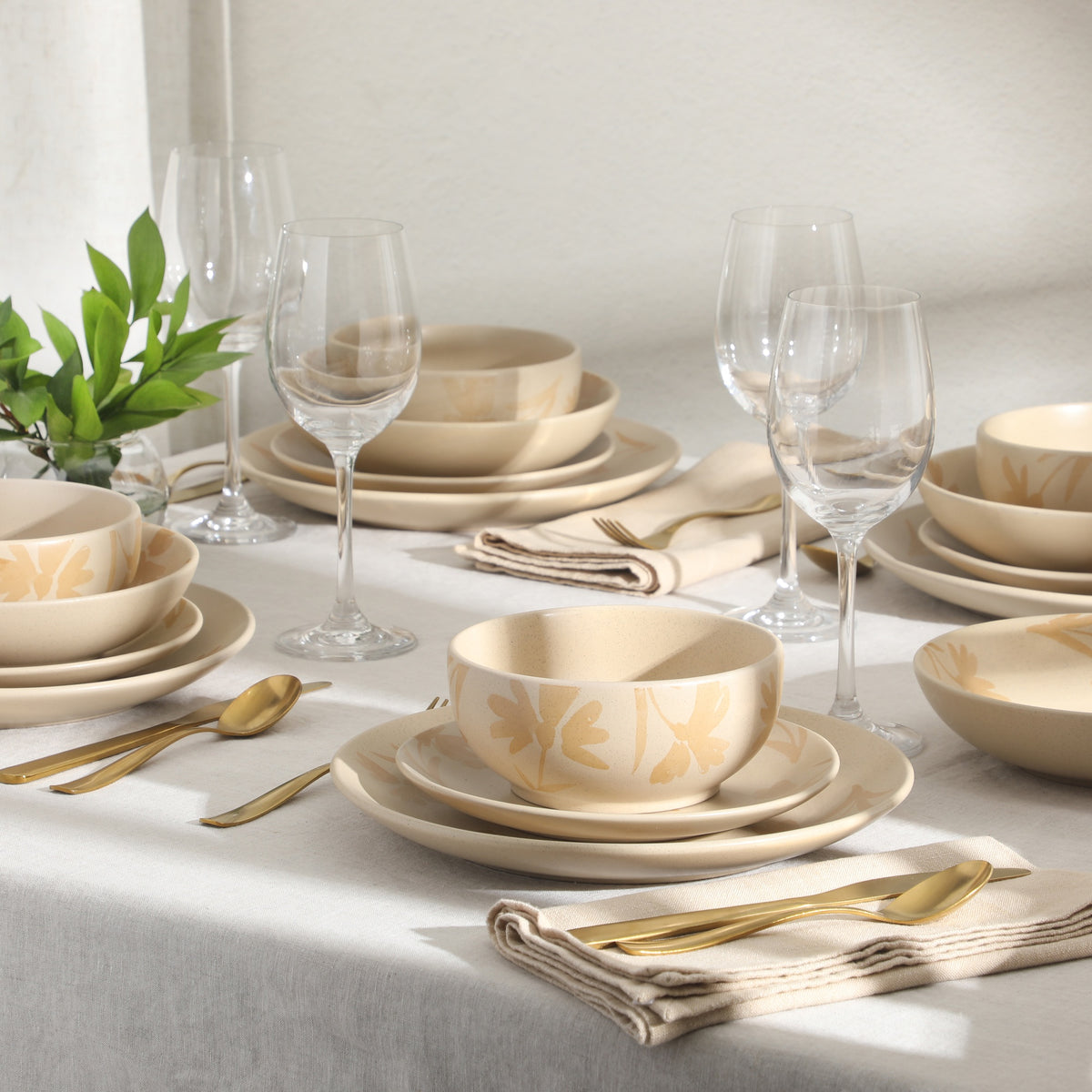 Gibson Home Admiral Hall Plates and Bowls Set, 16-Piece Floral Dinnerware Set, Stoneware Dish Set, Dinner Plates, Salad Plates, Pasta Bowls & Cereal Bowls