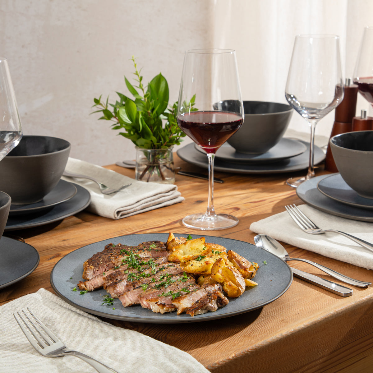 Gibson Elite Oasis Crest 12-Piece Stoneware Dinnerware Set for 4