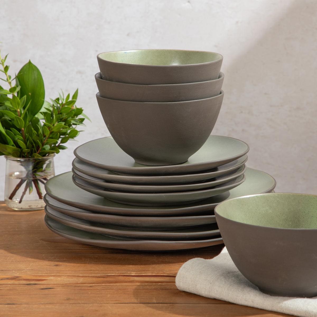 Gibson Elite Oasis Crest 12-Piece Stoneware Dinnerware Set for 4