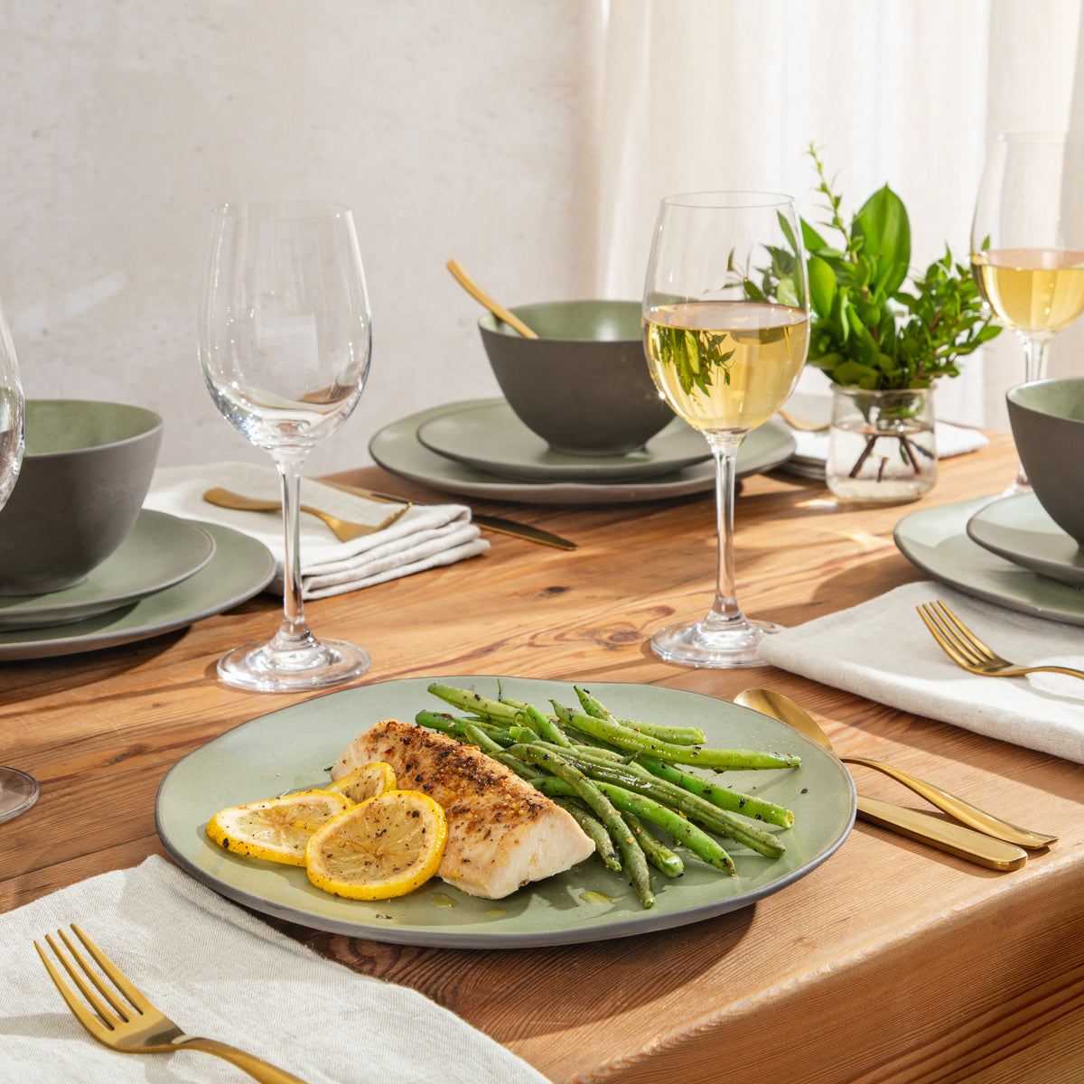 Gibson Elite Oasis Crest 12-Piece Stoneware Dinnerware Set for 4