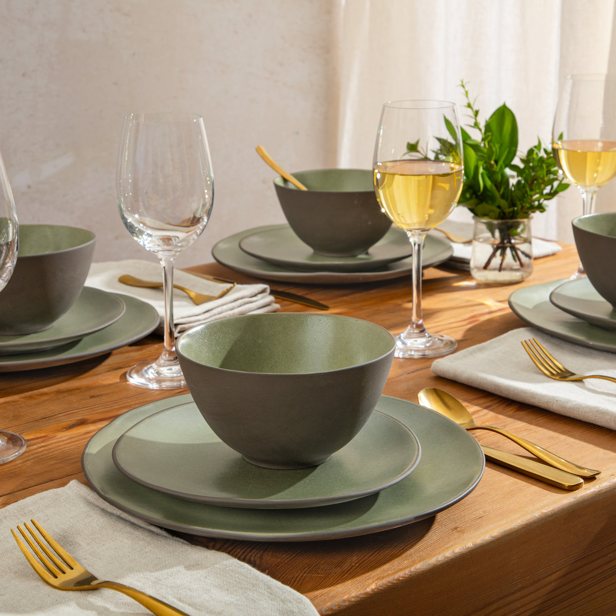 Gibson Elite Oasis Crest 12-Piece Stoneware Dinnerware Set for 4