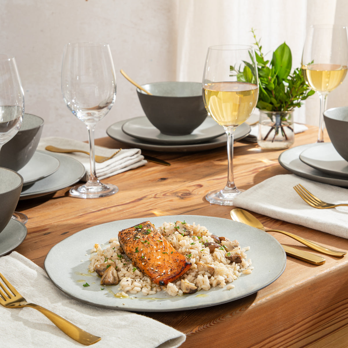 Gibson Elite Oasis Crest 12-Piece Stoneware Dinnerware Set for 4