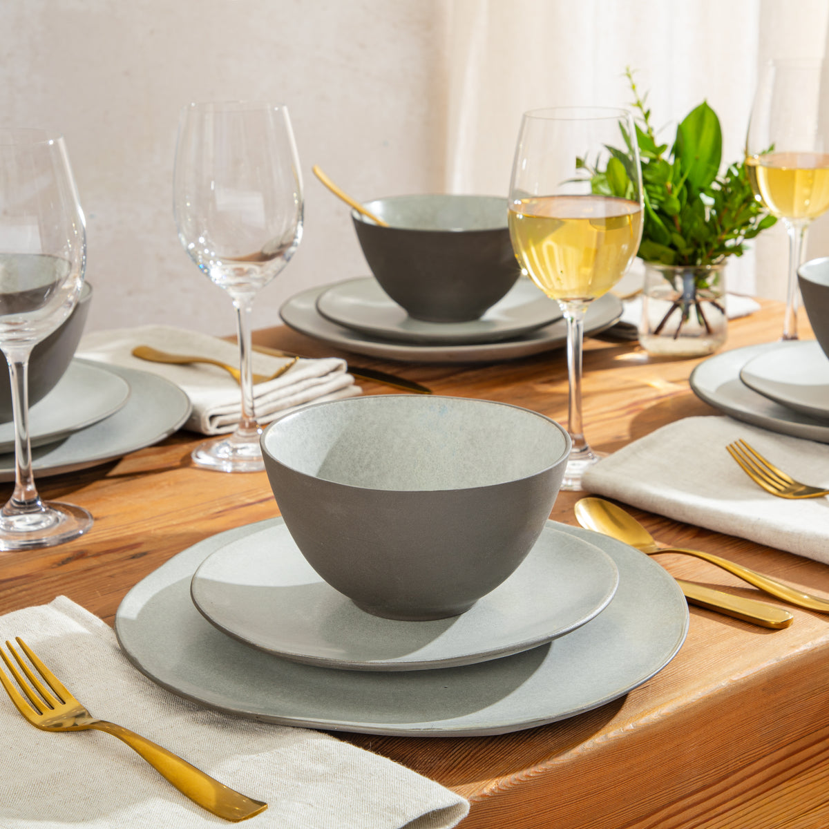 Gibson Elite Oasis Crest 12-Piece Stoneware Dinnerware Set for 4