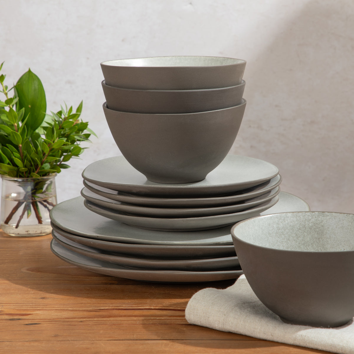 Gibson Elite Oasis Crest 12-Piece Stoneware Dinnerware Set for 4