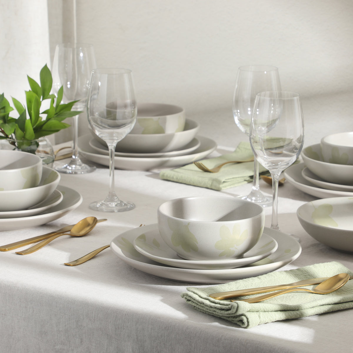 Gibson Home Admiral Hall Plates and Bowls Set, 16-Piece Floral Dinnerware Set, Stoneware Dish Set, Dinner Plates, Salad Plates, Pasta Bowls & Cereal Bowls