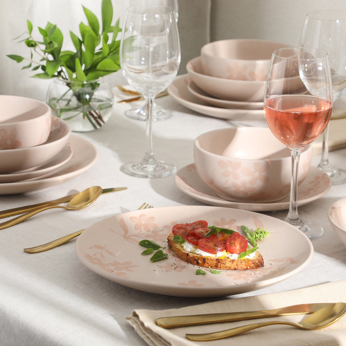Gibson Home Admiral Hall Plates and Bowls Set, 16-Piece Floral Dinnerware Set, Stoneware Dish Set, Dinner Plates, Salad Plates, Pasta Bowls & Cereal Bowls