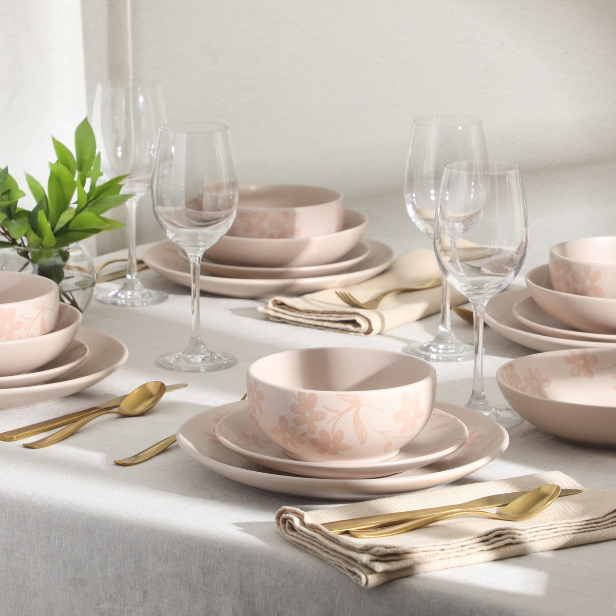 Gibson Home Admiral Hall Plates and Bowls Set, 16-Piece Floral Dinnerware Set, Stoneware Dish Set, Dinner Plates, Salad Plates, Pasta Bowls & Cereal Bowls