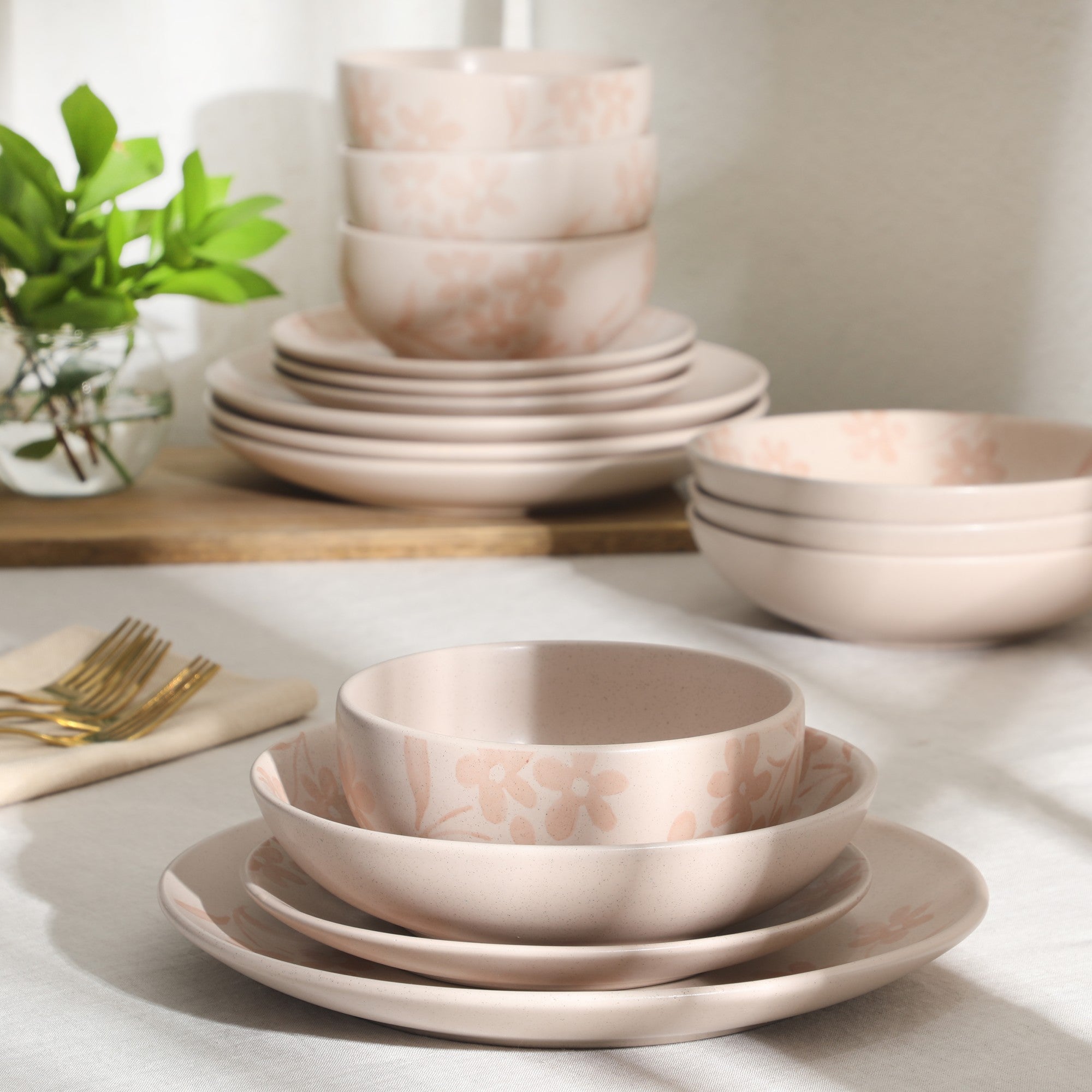 Gibson Home Admiral Hall Plates and Bowls Set, 16-Piece Floral Dinnerware Set, Stoneware Dish Set, Dinner Plates, Salad Plates, Pasta Bowls & Cereal Bowls