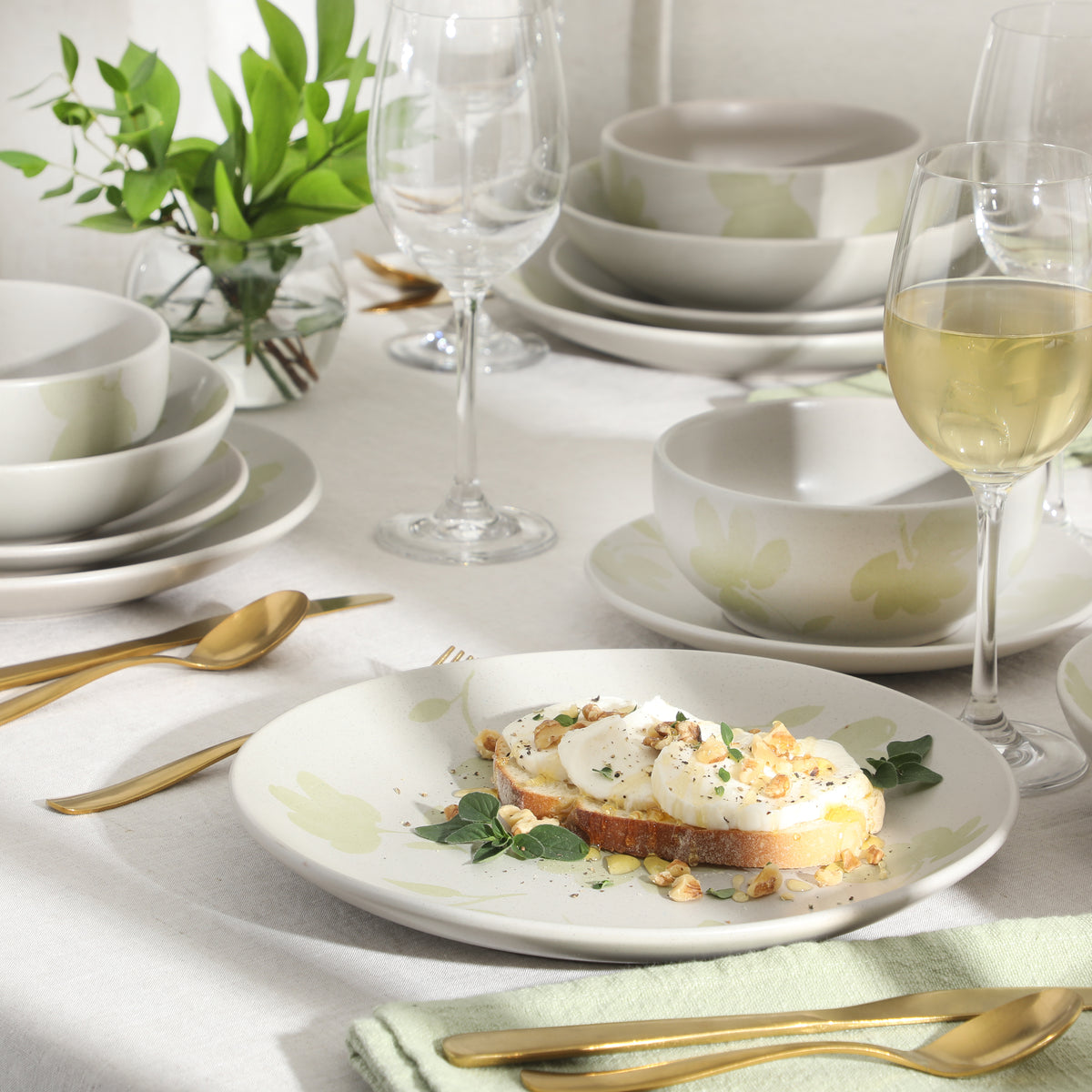 Gibson Home Admiral Hall Plates and Bowls Set, 16-Piece Floral Dinnerware Set, Stoneware Dish Set, Dinner Plates, Salad Plates, Pasta Bowls & Cereal Bowls