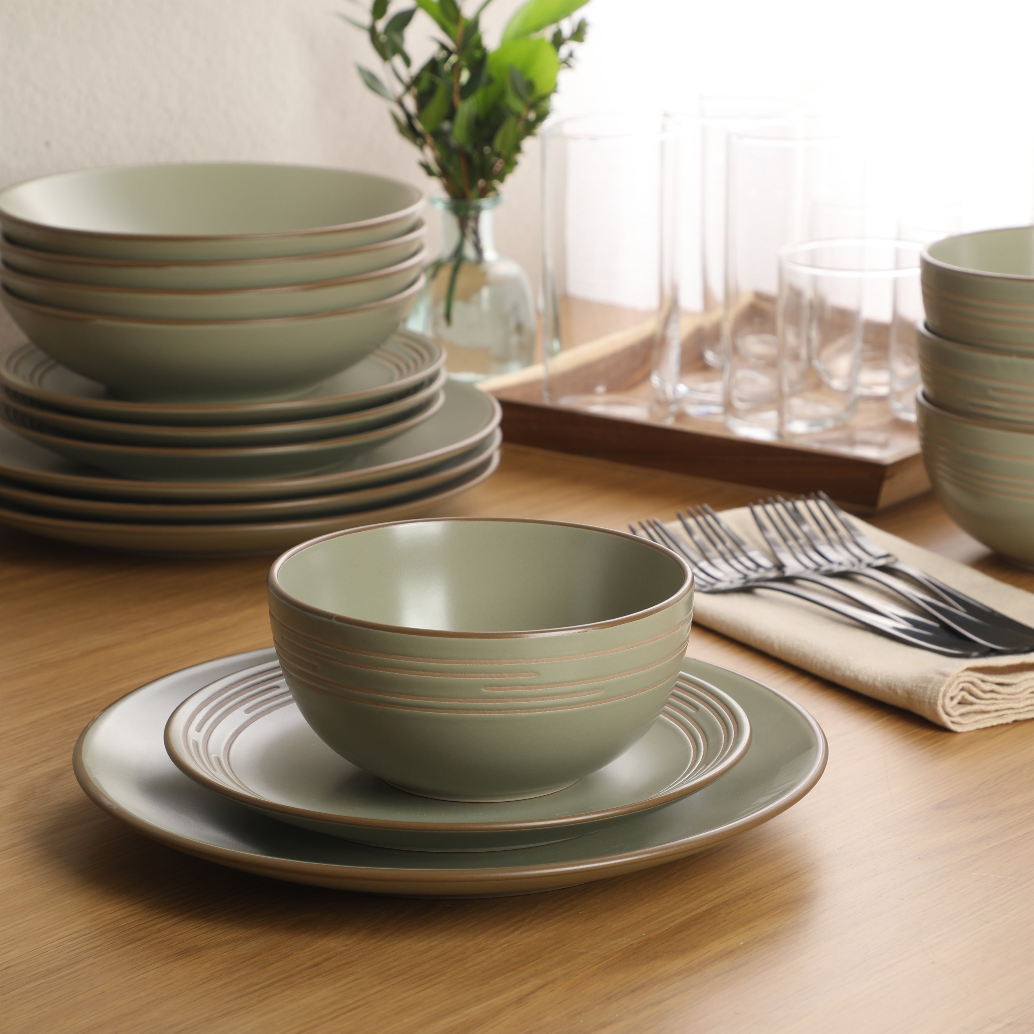Gibson Home Chiswick House 16-Piece Stoneware Dinnerware Set, Round Plates and Bowls Set for 4, White with Wax Relief Embossed Rim Detail, Dishwasher Safe – Dinner Plate, Salad Plate & Cereal Bowl