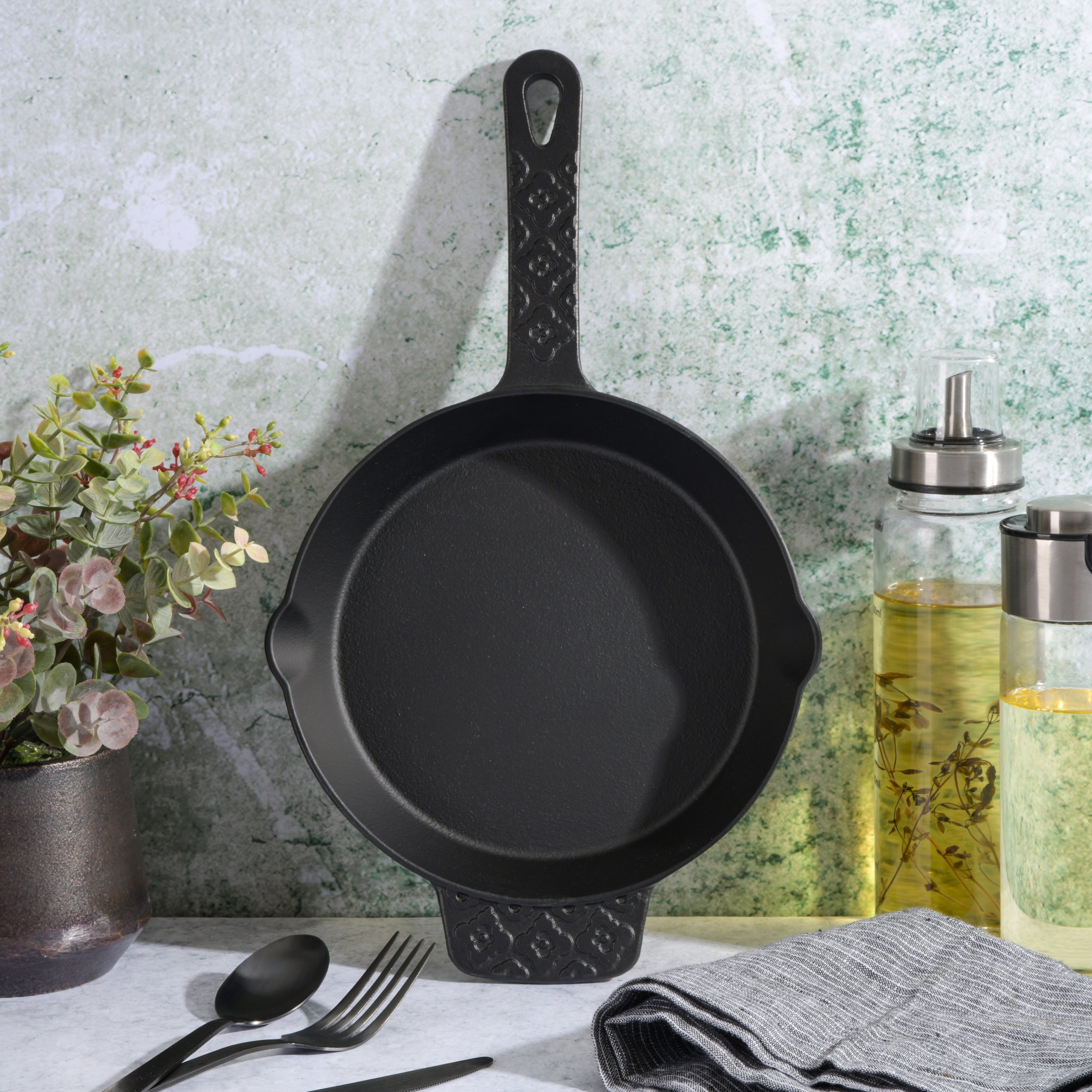 Pre-Seasoned Cast Iron Skillet (8-Inch) W/Glass Lid and silicone Handle  Cover