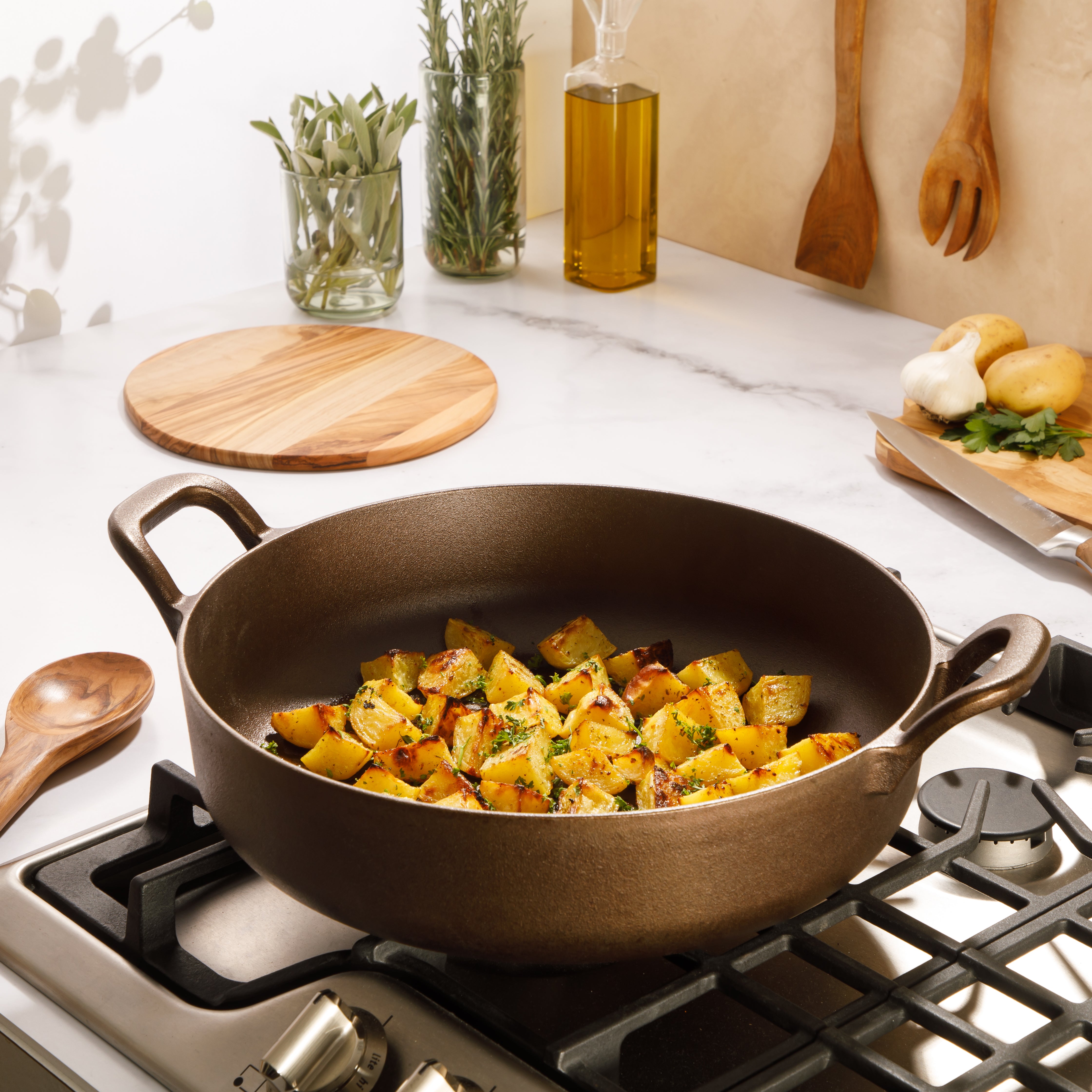 Bloomhouse Natural Bronze Finish 13-Inch Round Cast Iron Everyday Pan – Olive Oil Treated Cooking Surface with Dual Handles & Olive Wood Trivet, Oven, Stovetop & Campfire Safe