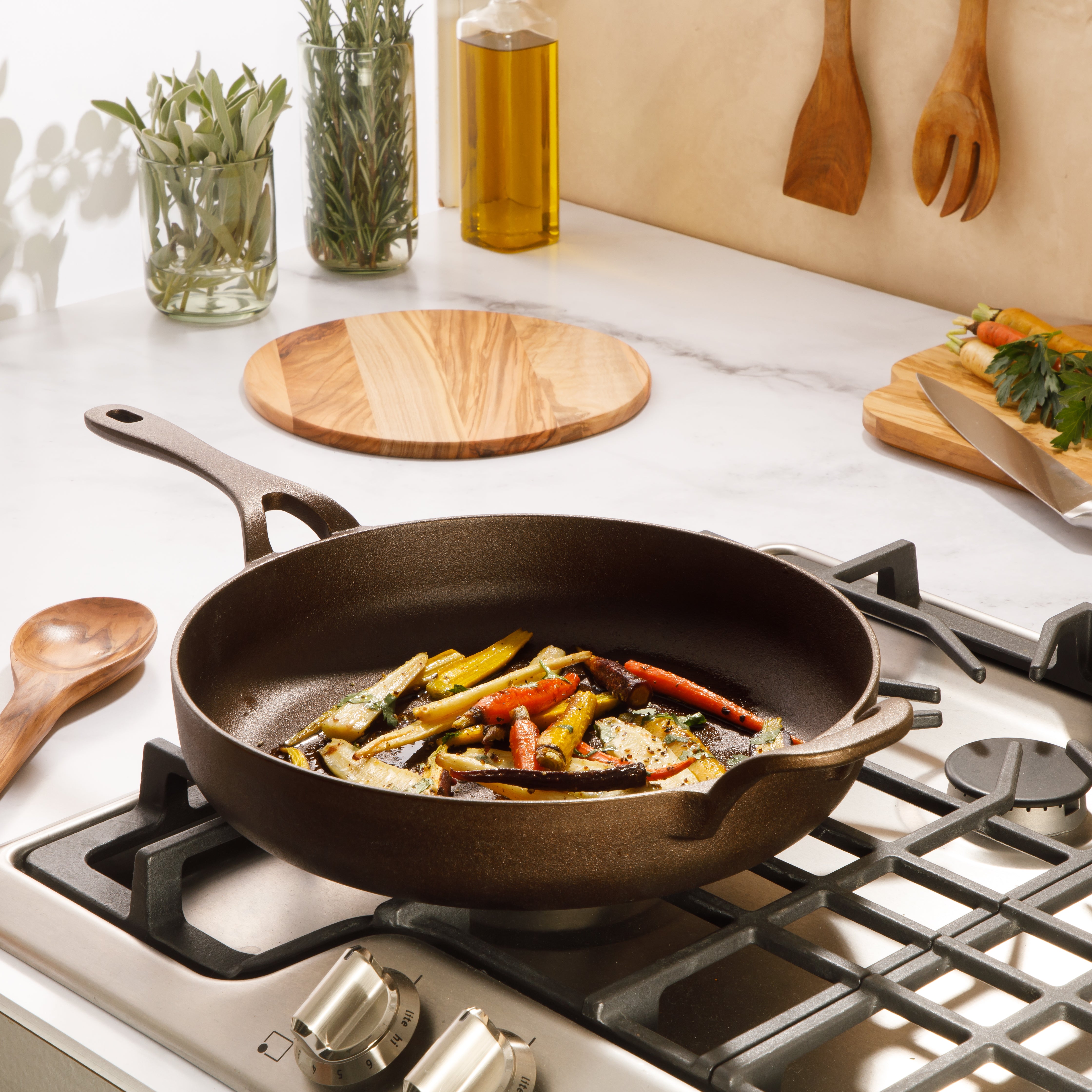 Bloomhouse Natural Bronze Finish Cast Iron Skillet with Long Handle, Helper Handle & Olive Wood Trivet – Olive Oil Treated Fry Pan, Oven & Stovetop Safe